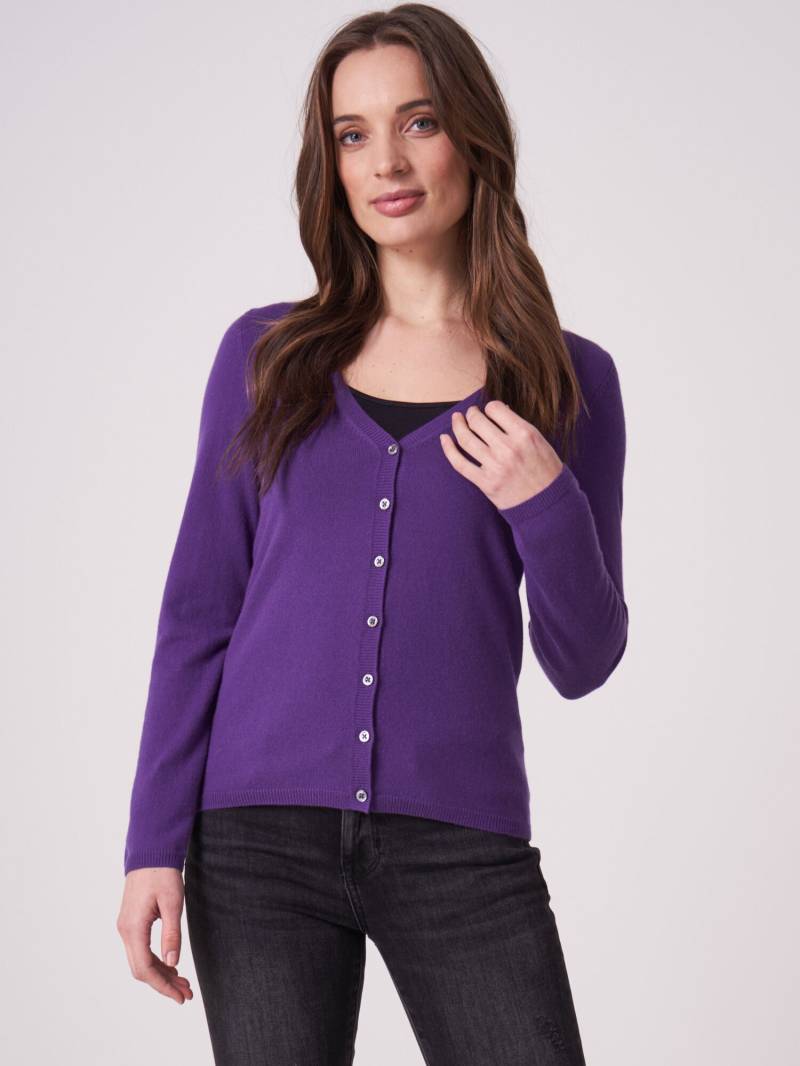 Basic Strickjacke mit V-Ausschnitt aus organischem Kaschmir von REPEAT cashmere