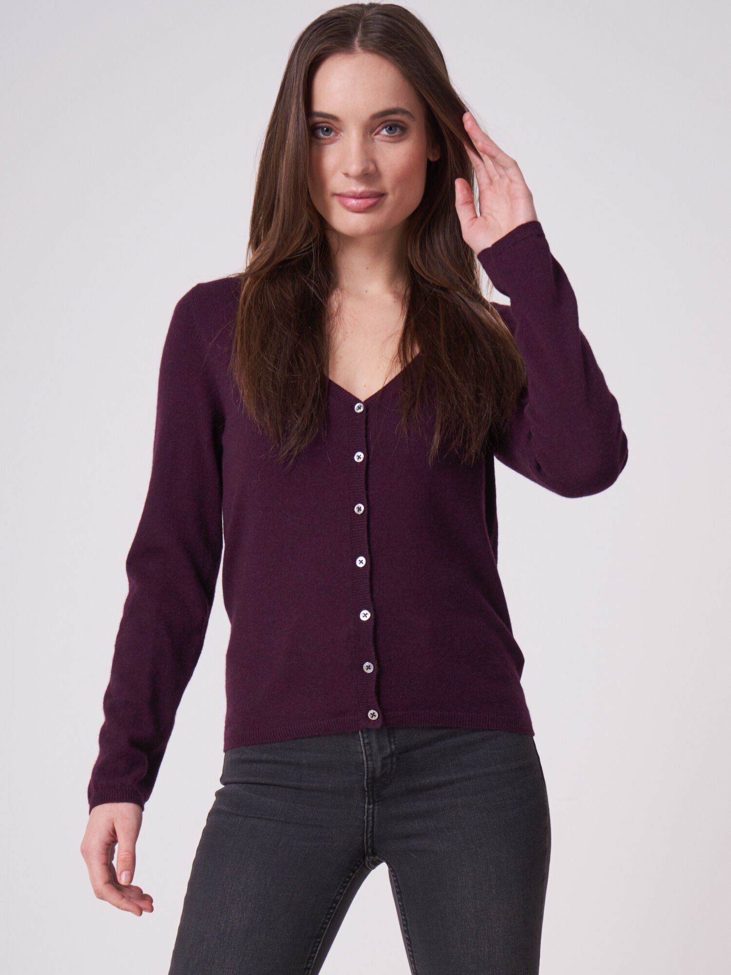 Basic Strickjacke mit V-Ausschnitt aus organischem Kaschmir von REPEAT cashmere