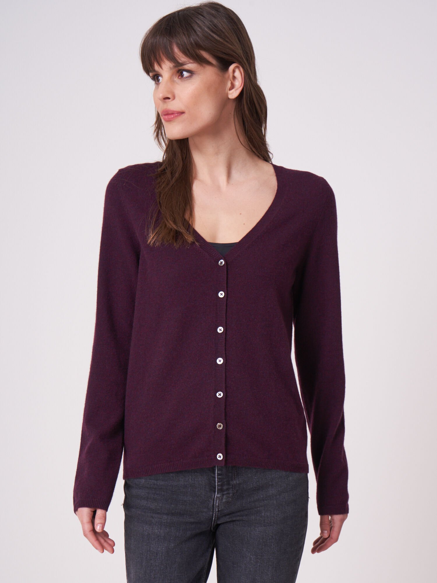 Basic Strickjacke mit V-Ausschnitt aus organischem Kaschmir von REPEAT cashmere