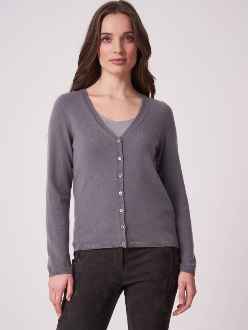 Basic Strickjacke mit V-Ausschnitt aus organischem Kaschmir von REPEAT cashmere
