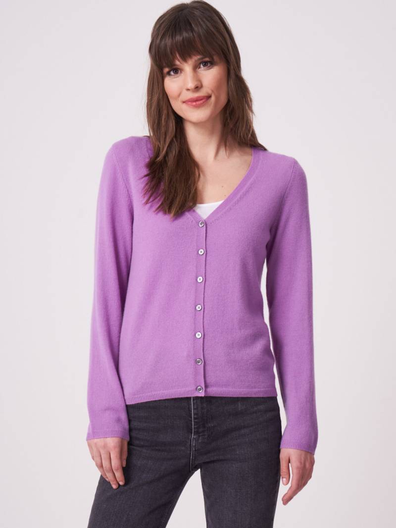 Basic Strickjacke mit V-Ausschnitt aus organischem Kaschmir von REPEAT cashmere