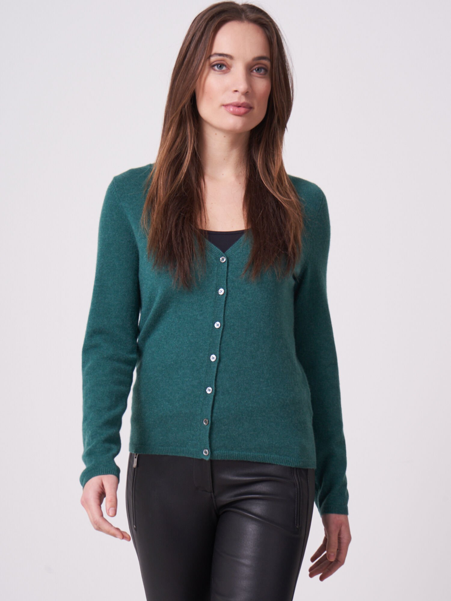 Basic Strickjacke mit V-Ausschnitt aus organischem Kaschmir von REPEAT cashmere