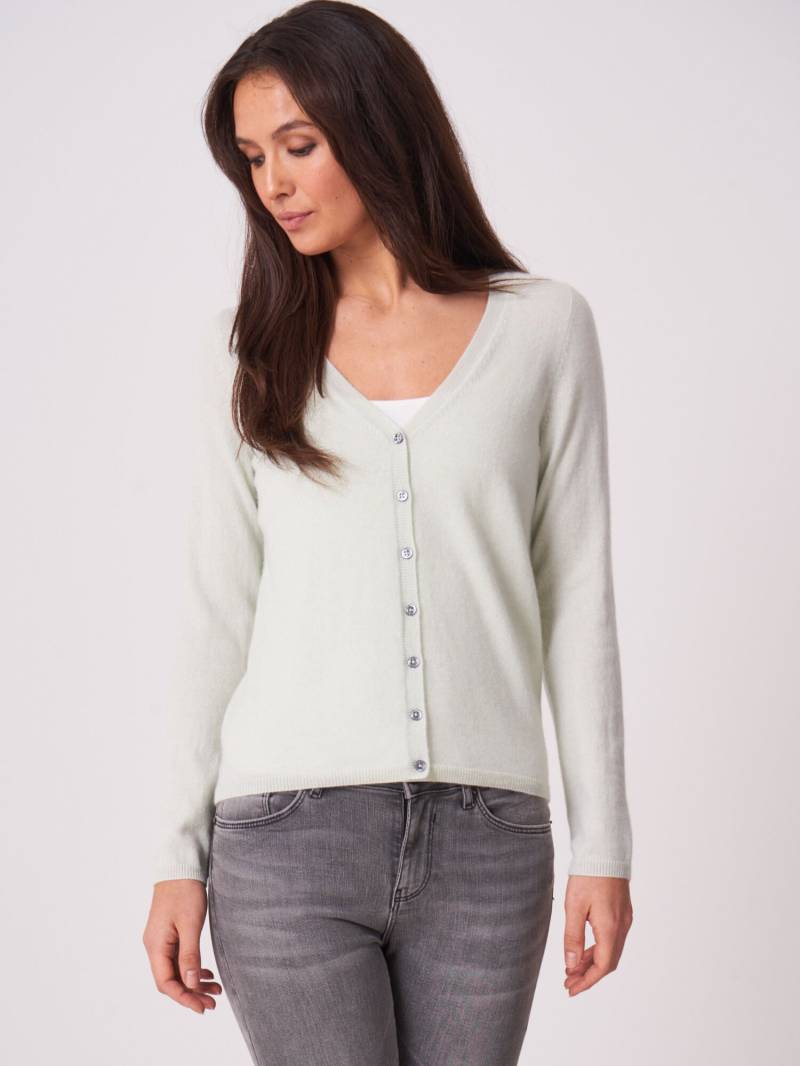 Basic Strickjacke mit V-Ausschnitt aus organischem Kaschmir von REPEAT cashmere