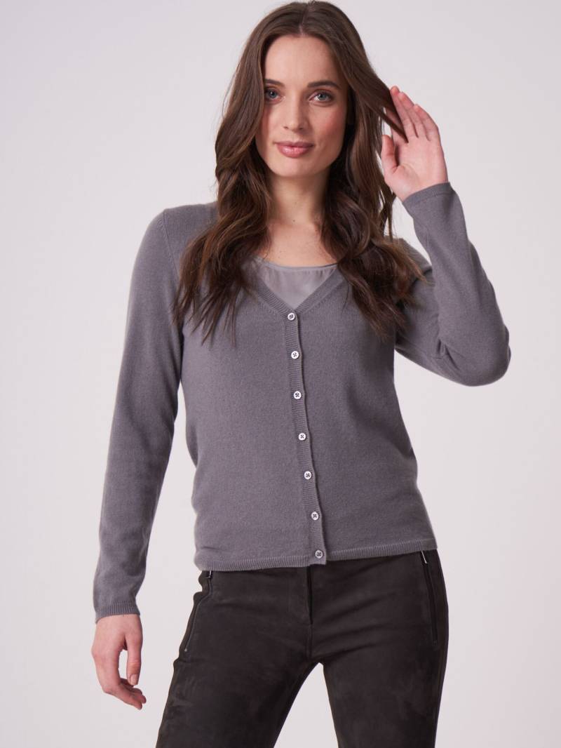 Basic Strickjacke mit V-Ausschnitt aus organischem Kaschmir von REPEAT cashmere