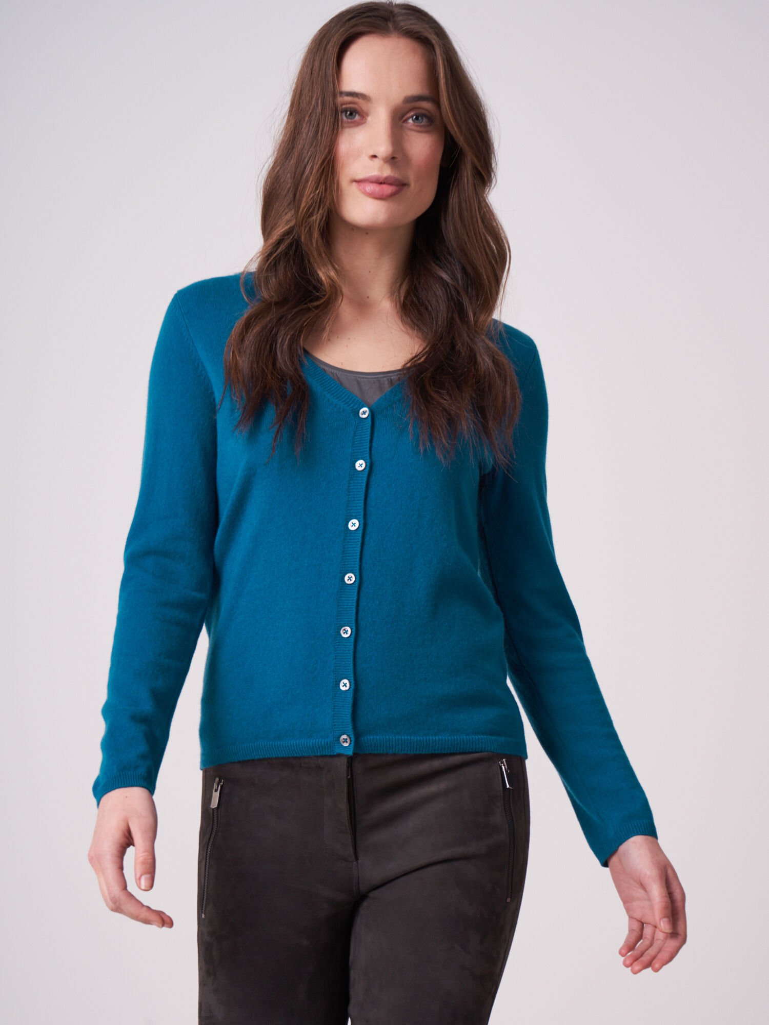 Basic Strickjacke mit V-Ausschnitt aus organischem Kaschmir von REPEAT cashmere