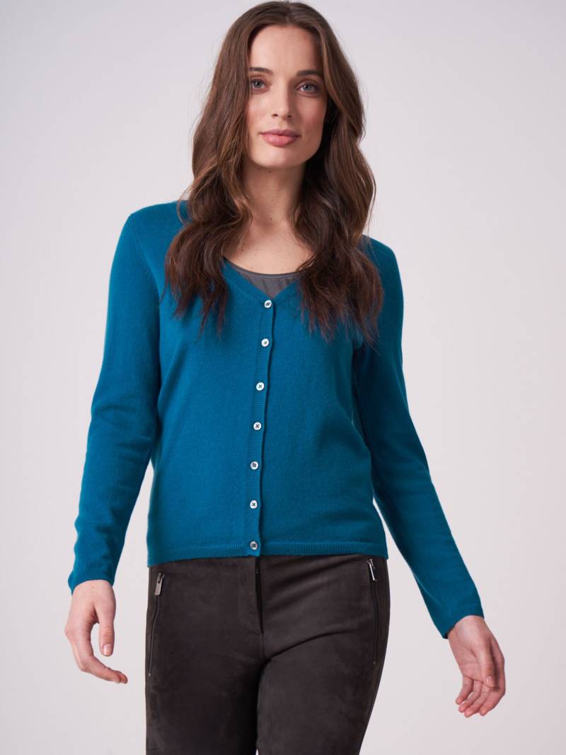 Basic Strickjacke mit V-Ausschnitt aus organischem Kaschmir von REPEAT cashmere