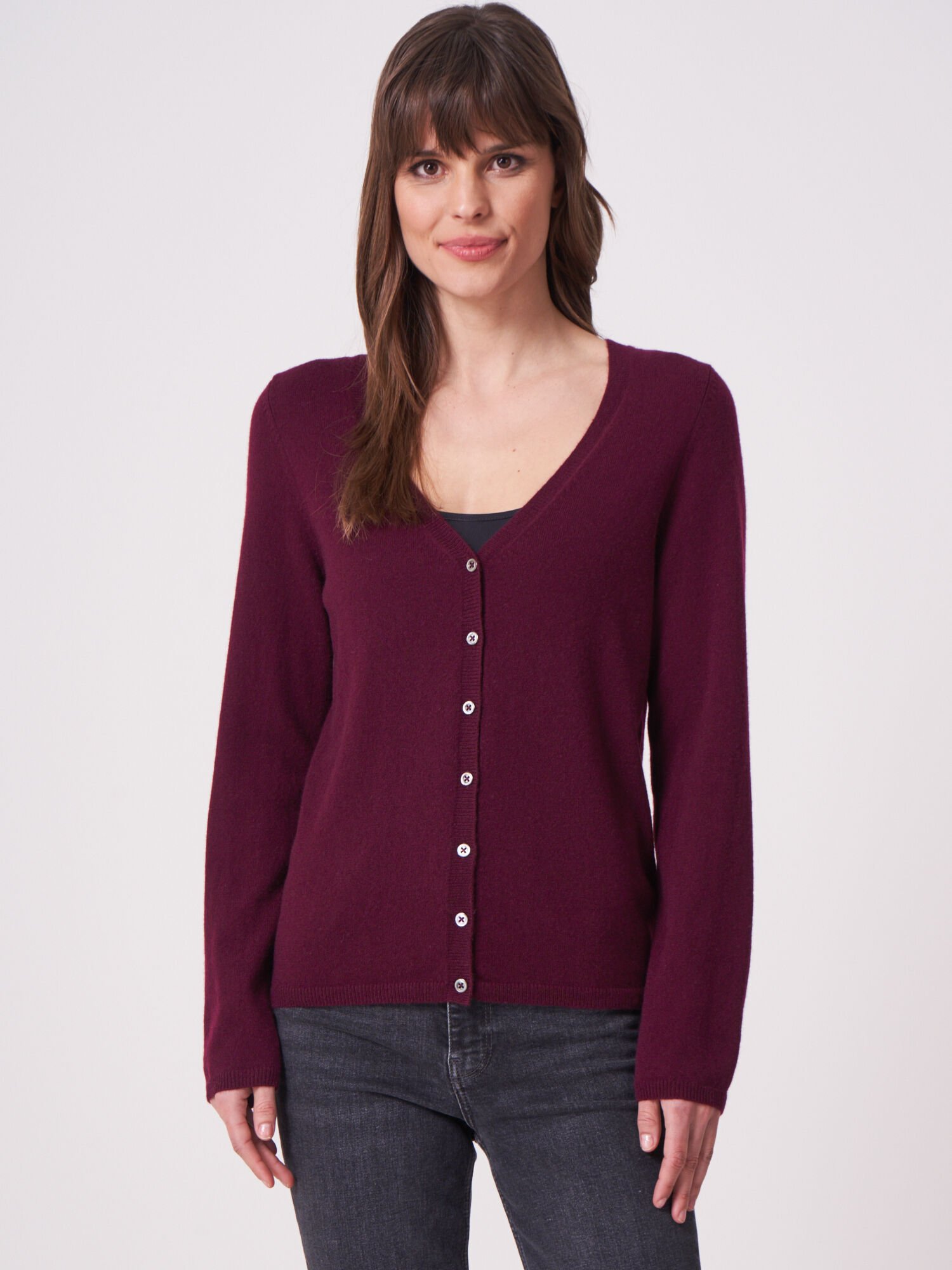 Basic Strickjacke mit V-Ausschnitt aus organischem Kaschmir von REPEAT cashmere