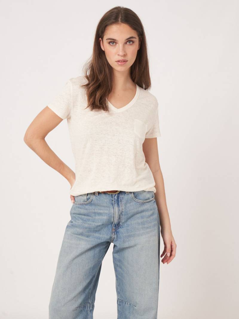 Basic-T-Shirt mit V-Ausschnitt und Brusttasche aus reinem Leinen von REPEAT cashmere