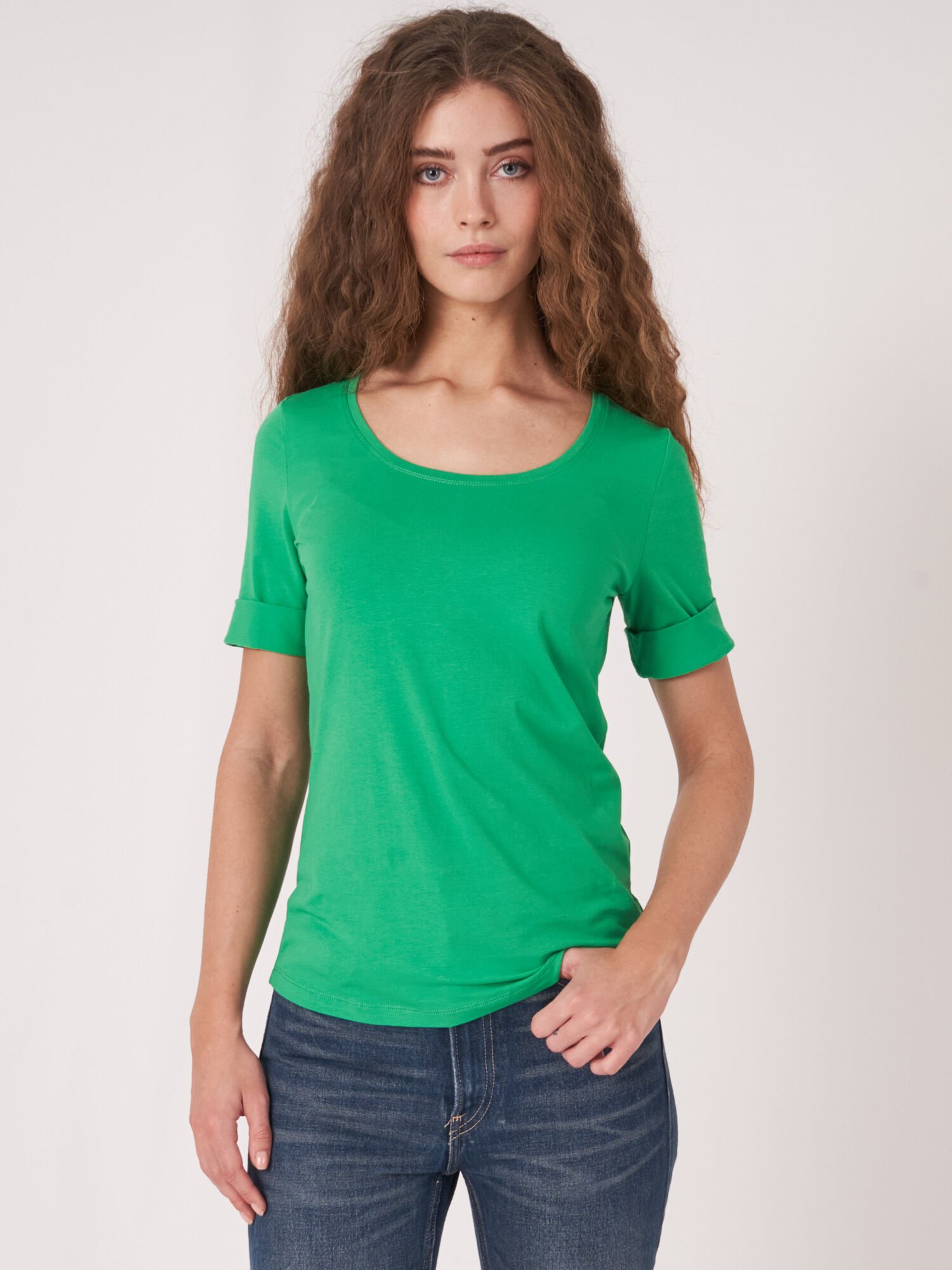 Basic T-Shirt mit aufgeschlagenen Ärmel aus Baumwolle von REPEAT cashmere