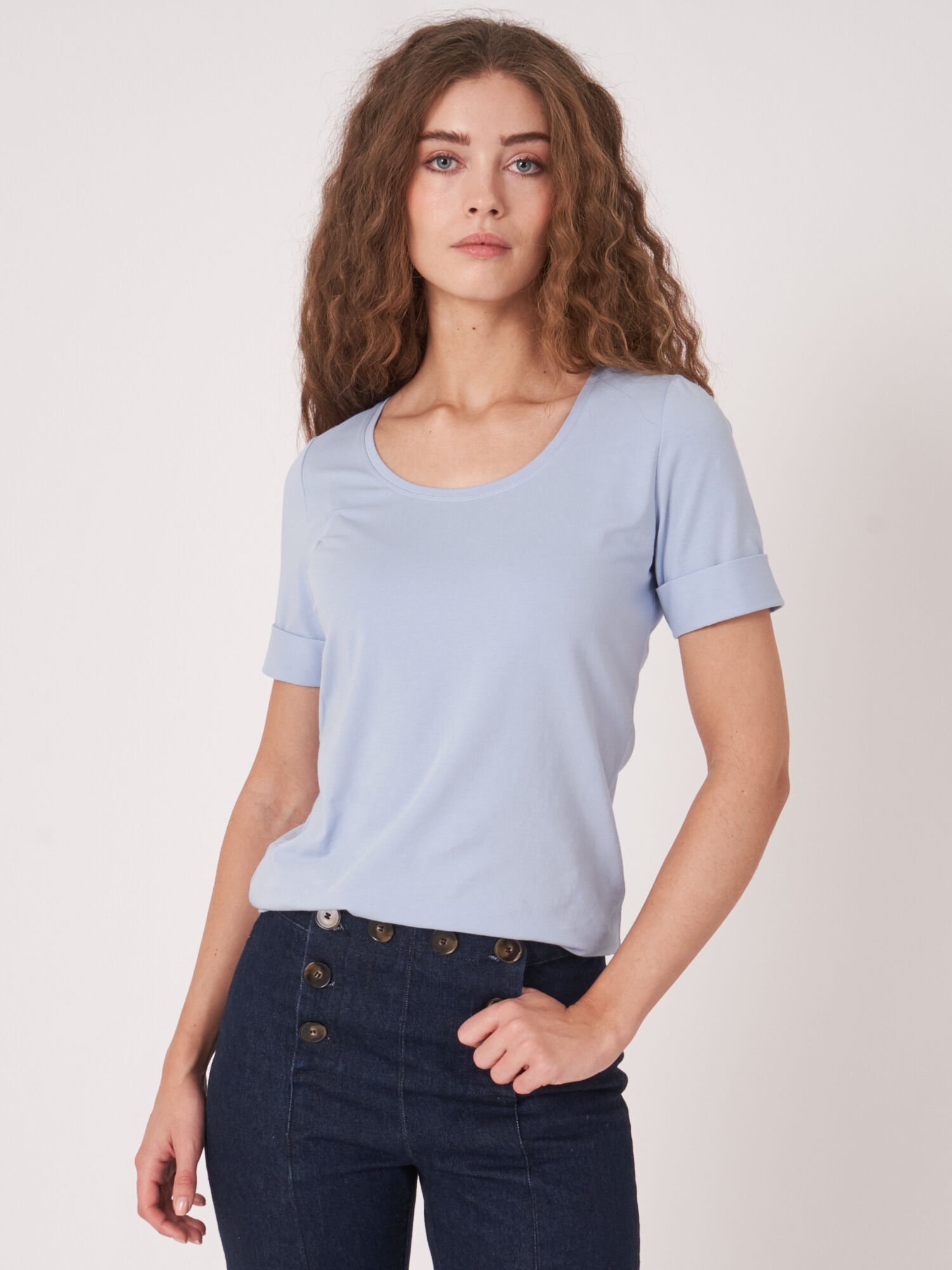 Basic T-Shirt mit aufgeschlagenen Ärmel aus Baumwolle von REPEAT cashmere