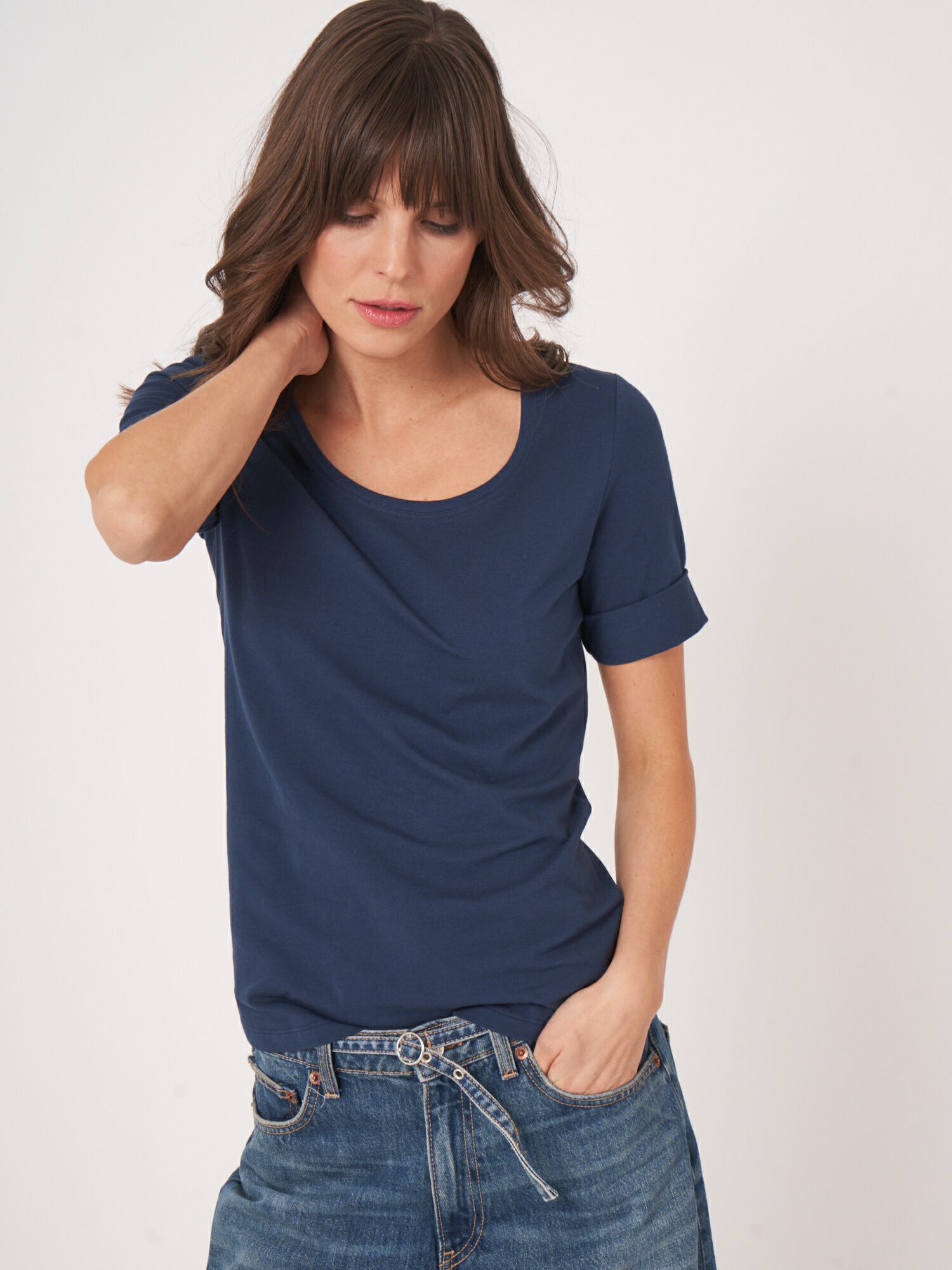 Basic T-Shirt mit aufgeschlagenen Ärmel aus Baumwolle von REPEAT cashmere