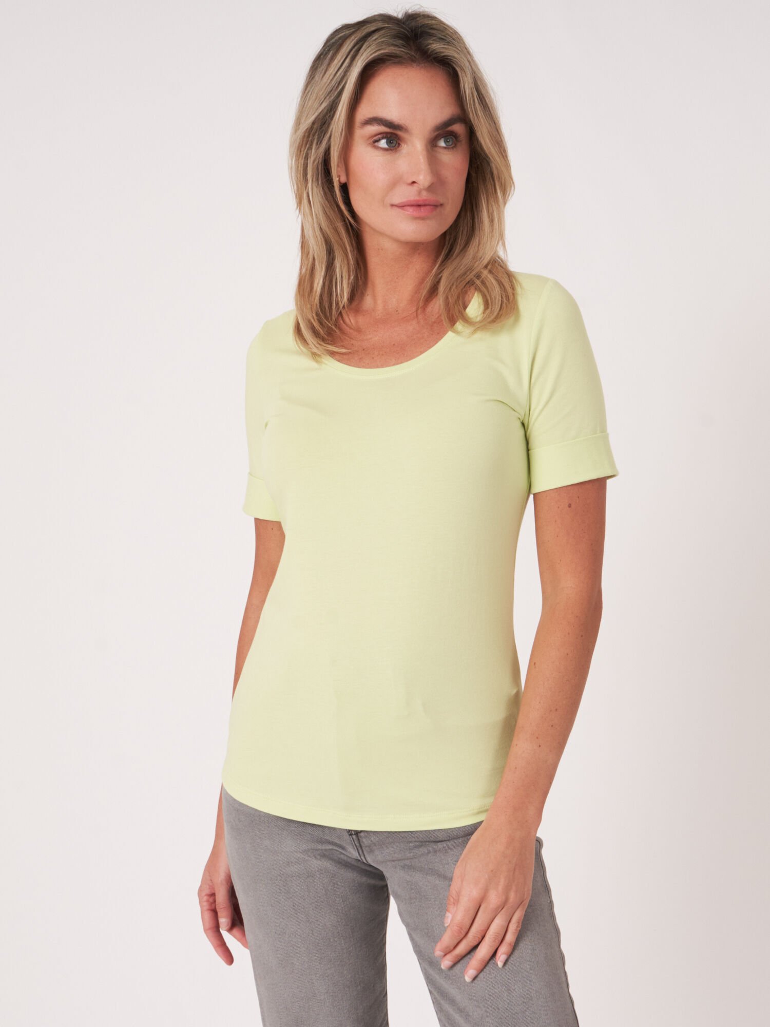 Basic T-Shirt mit aufgeschlagenen Ärmel aus Baumwolle von REPEAT cashmere