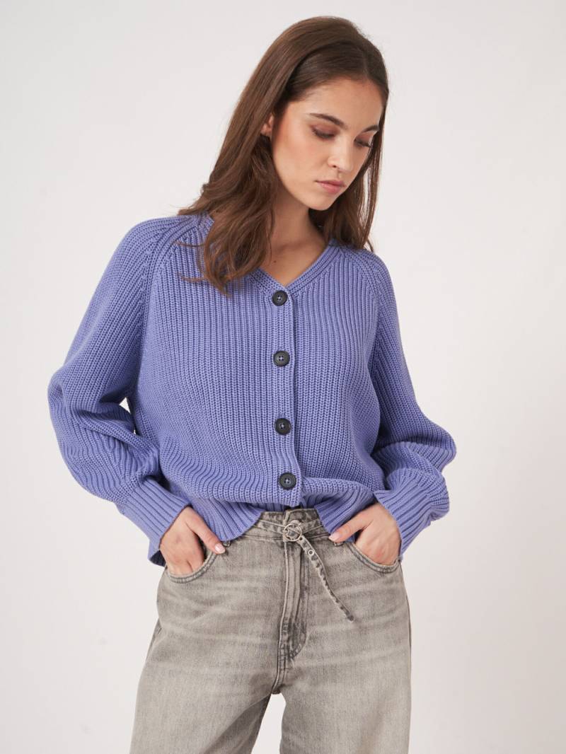 Baumwoll-Grobstrickjacke mit V-Ausschnitt von REPEAT cashmere