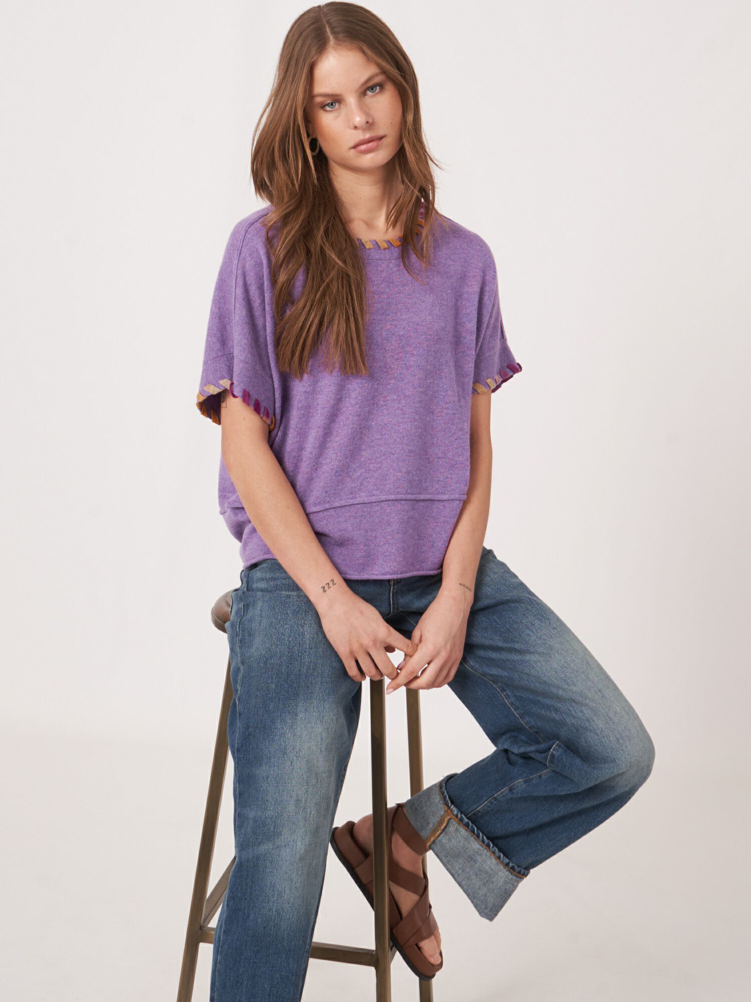 Bio-Kaschmir-Poncho-Pullover mit Deckenstich-Details von REPEAT cashmere