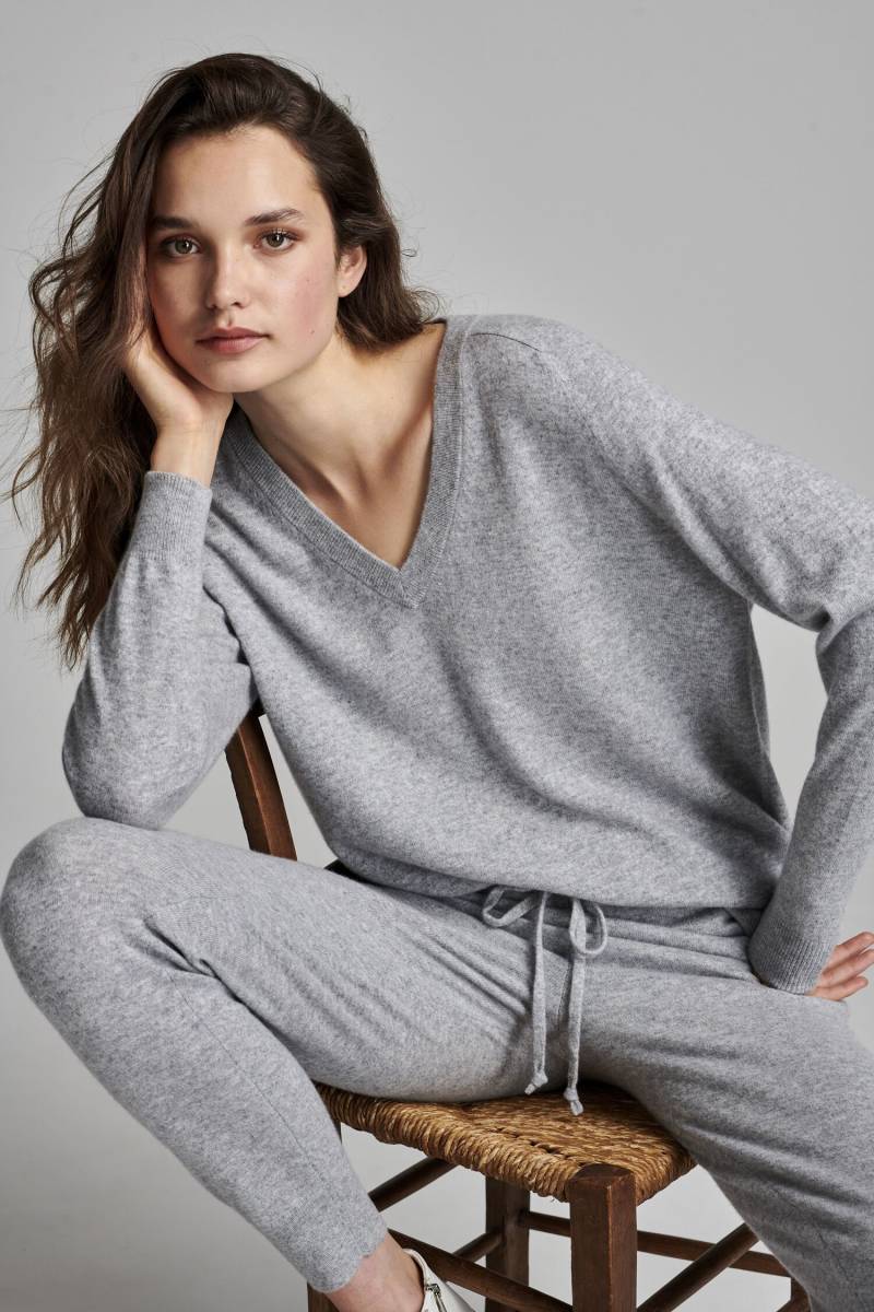 Bio-Kaschmir-Pullover mit V-Ausschnitt von REPEAT cashmere