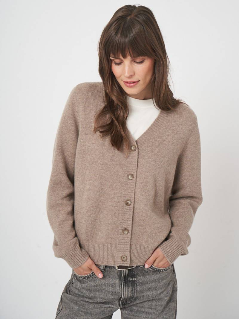 Bio-Kaschmirjacke mit Knöpfen und V-Ausschnitt von REPEAT cashmere