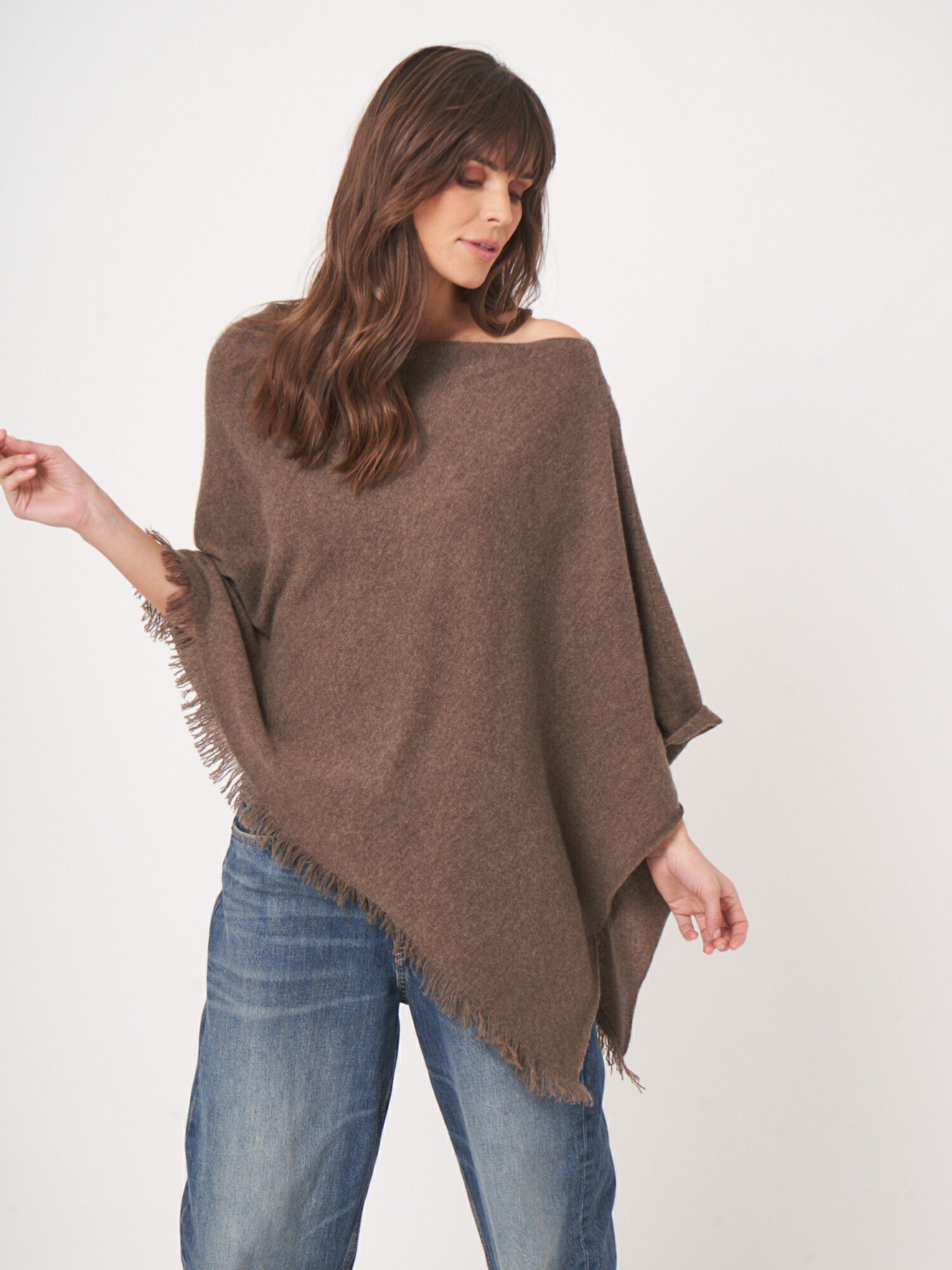 Fein gestrickter Poncho mit Fransen aus Bio-Kaschmir von REPEAT cashmere