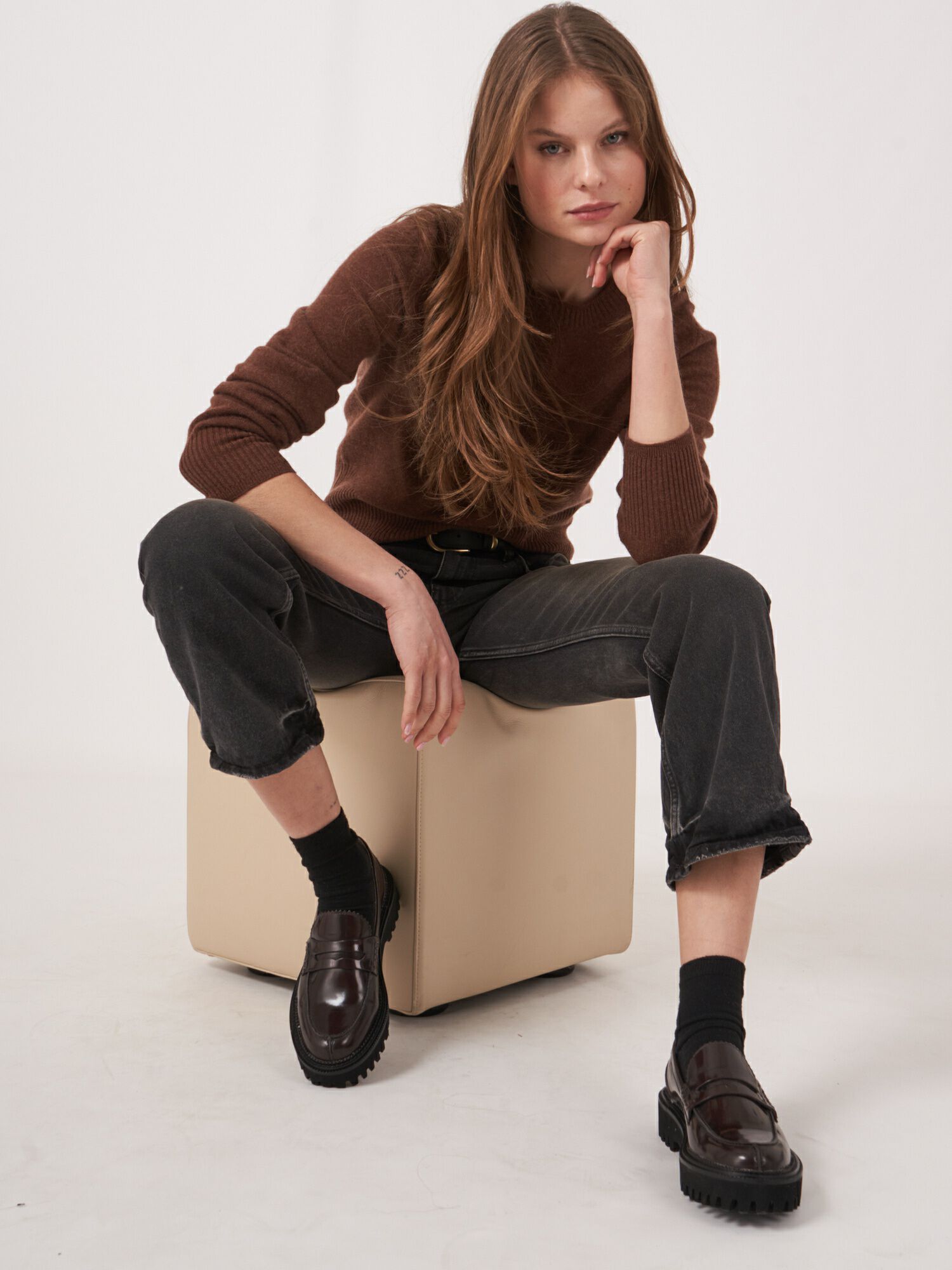 Fein gestrickter Rundhals-Kaschmir-Pullover von REPEAT cashmere