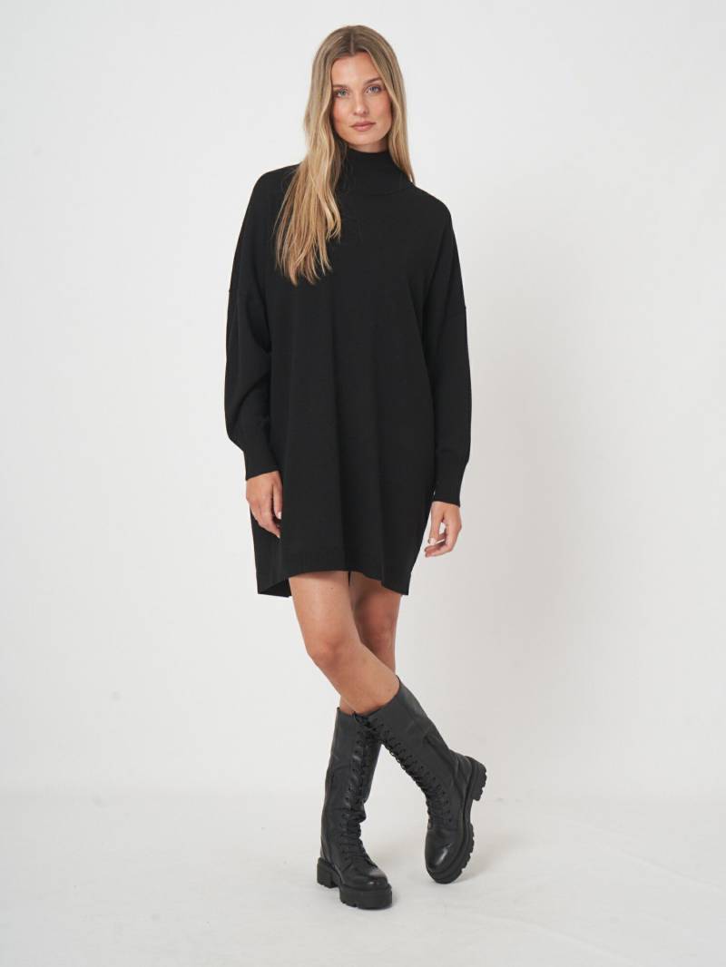 Feinstrickkleid aus Merinowolle mit langem Schnitt von REPEAT cashmere