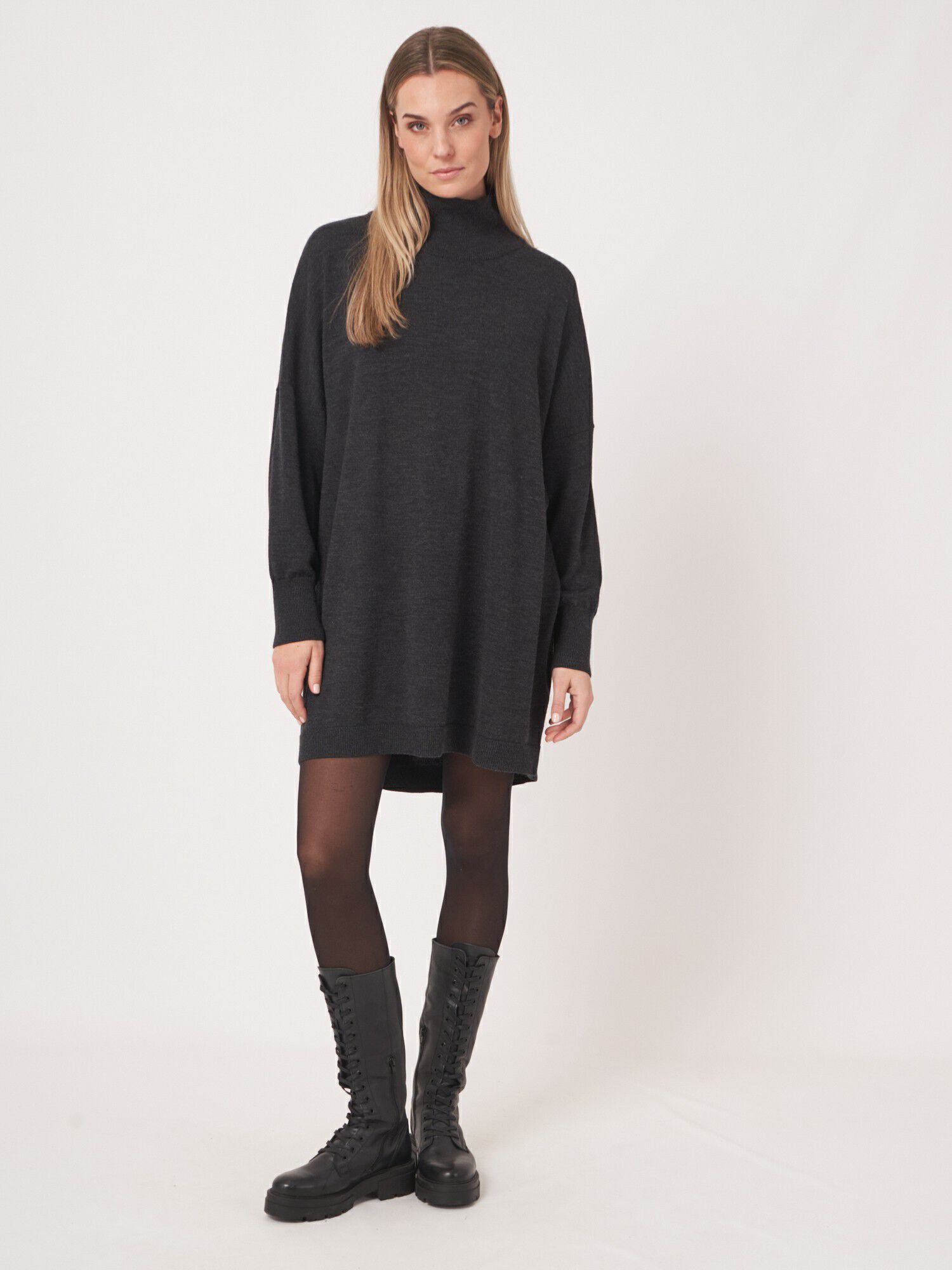 Feinstrickkleid aus Merinowolle mit langem Schnitt von REPEAT cashmere