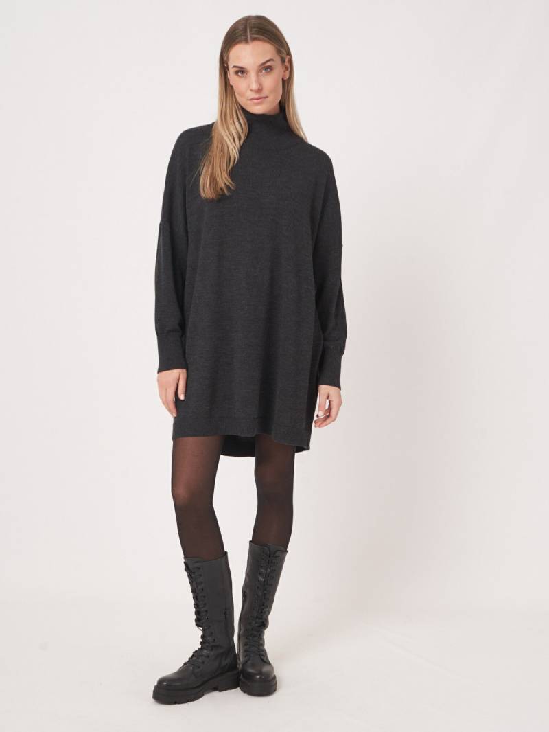 Feinstrickkleid aus Merinowolle mit langem Schnitt von REPEAT cashmere