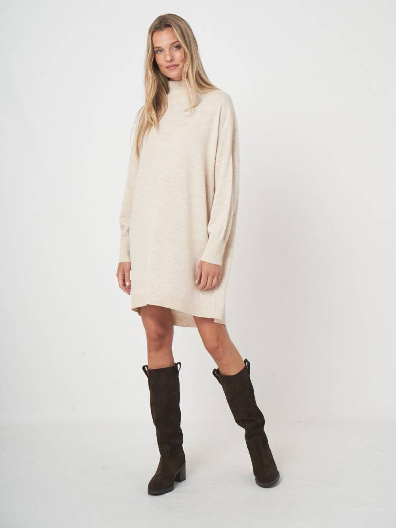 Feinstrickkleid aus Merinowolle mit langem Schnitt von REPEAT cashmere