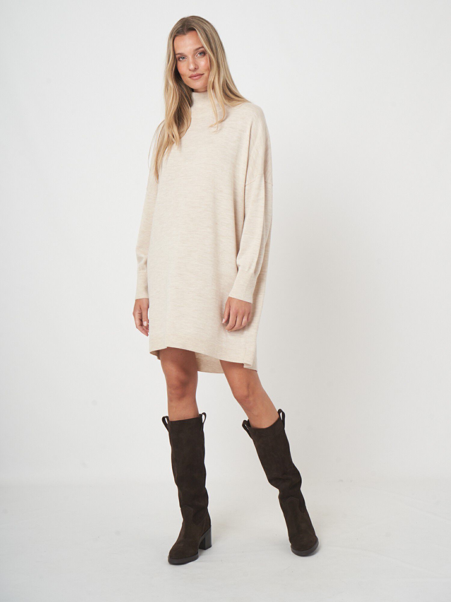 Feinstrickkleid aus Merinowolle mit langem Schnitt von REPEAT cashmere