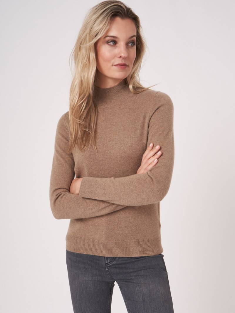Feinstrickpullover aus Bio-Kaschmir mit geripptem Stehkragen von REPEAT cashmere