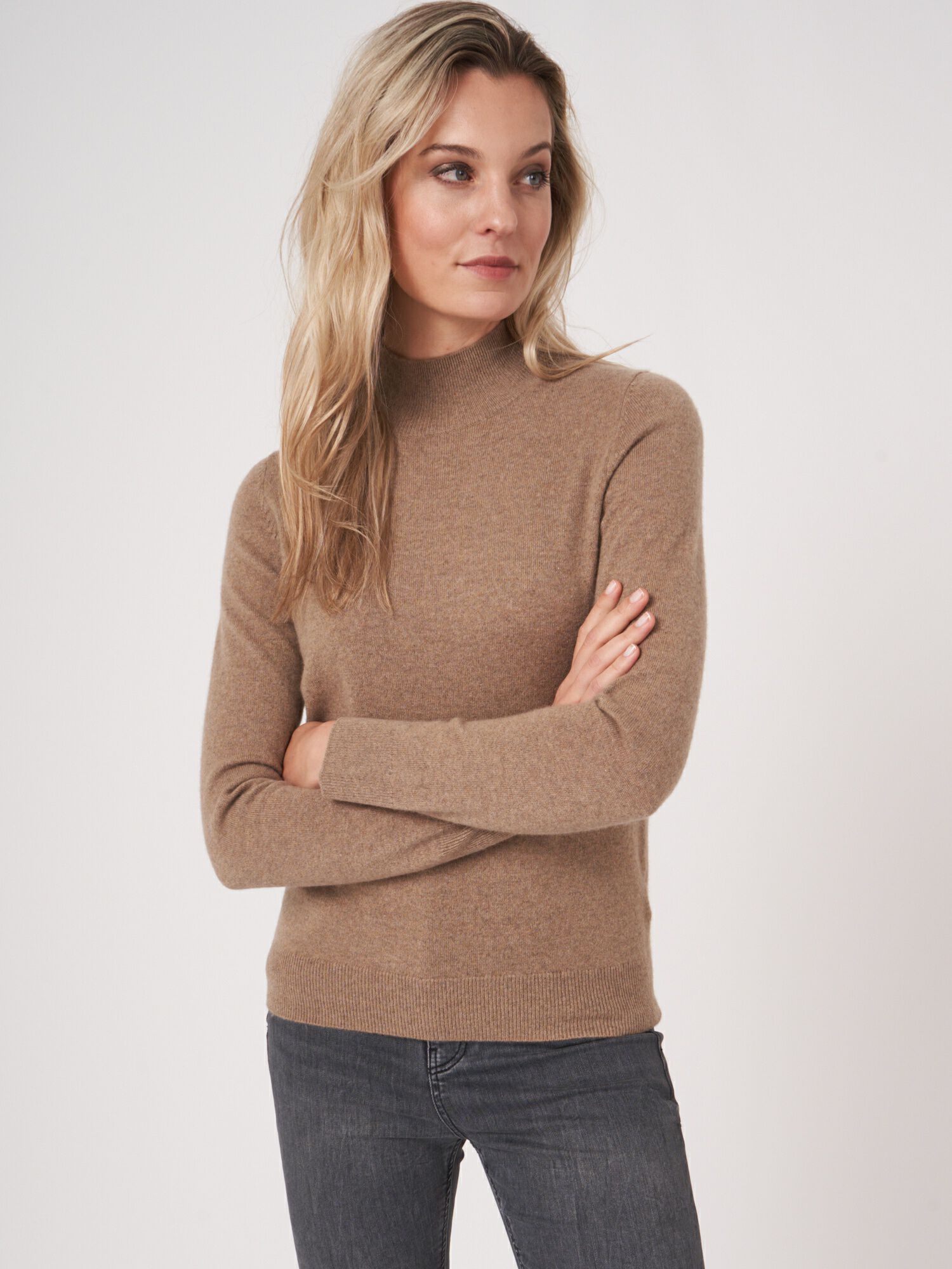 Feinstrickpullover aus reinem Kaschmir mit geripptem Stehkragen von REPEAT cashmere
