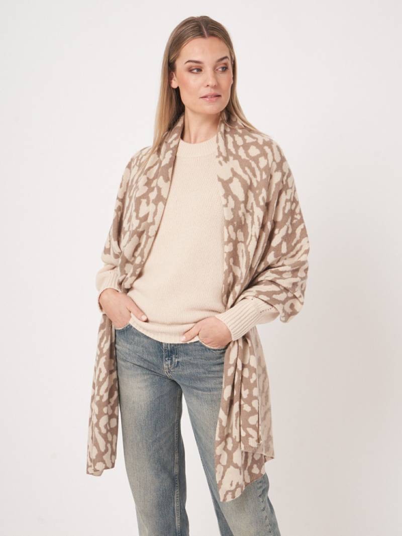 Feinstrickschal mit Print aus Bio-Kaschmir von REPEAT cashmere