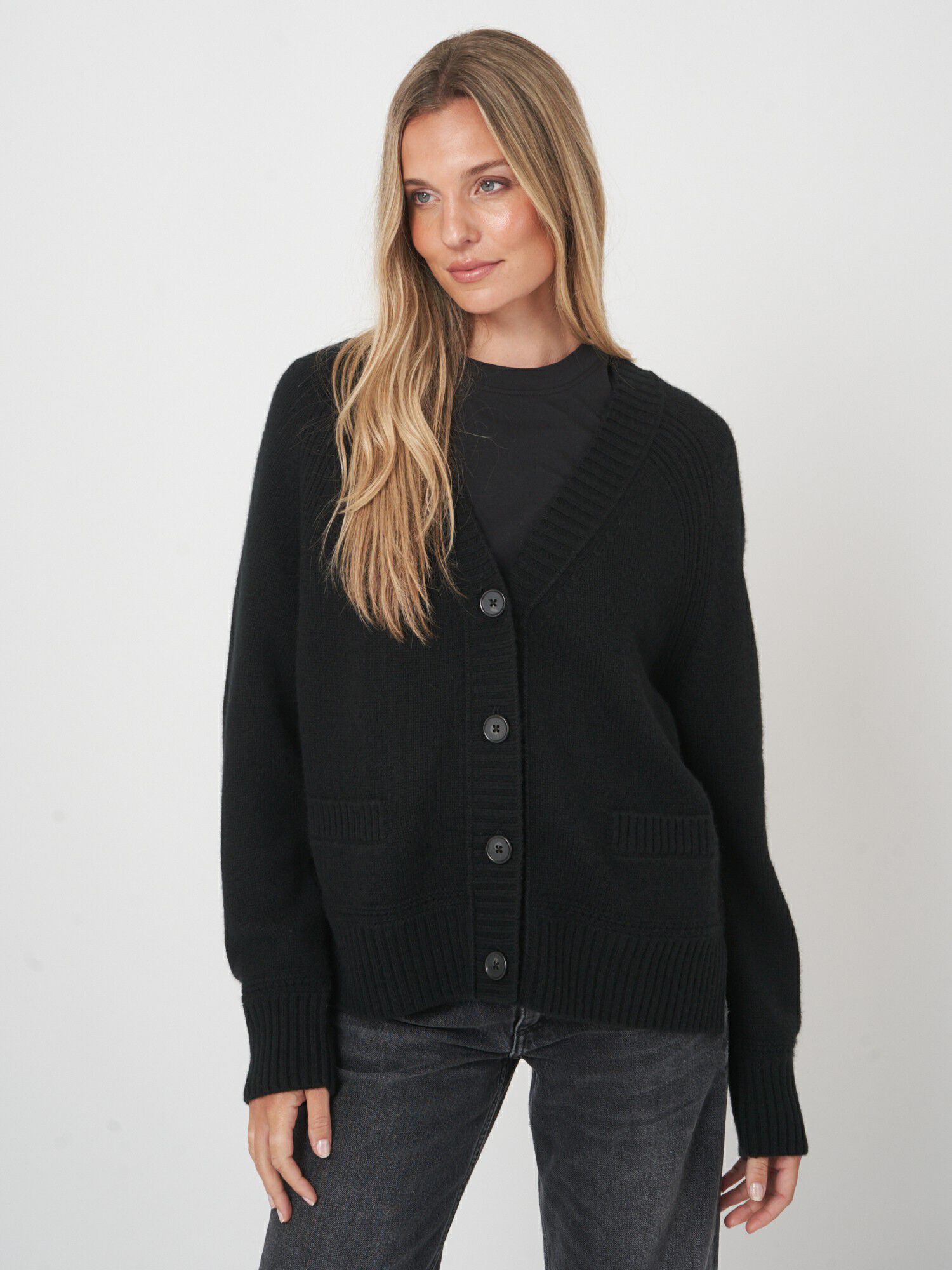 Gerade geschnittener V-Ausschnitt-Cardigan aus Kaschmir-Mix von REPEAT cashmere