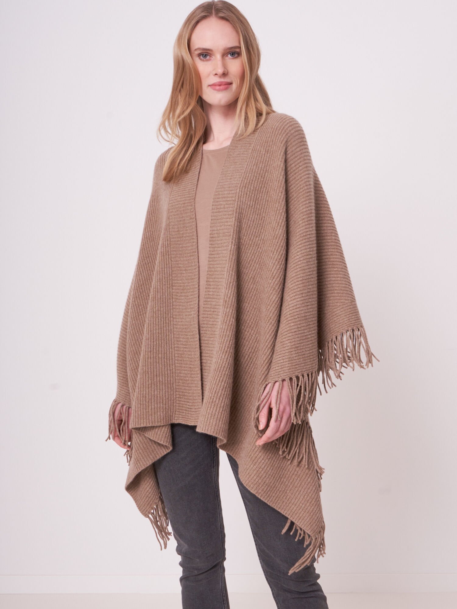 Grob gestrickter Cape mit Fransen von REPEAT cashmere