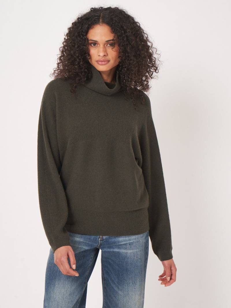 Großzügiger Bio-Kaschmir-Rollkragenpullover von REPEAT cashmere