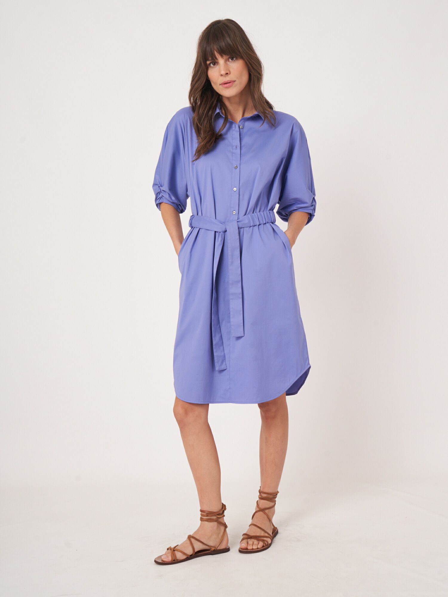 Hemdkleid mit kurzen Fledermausärmeln und Gürtel von REPEAT cashmere