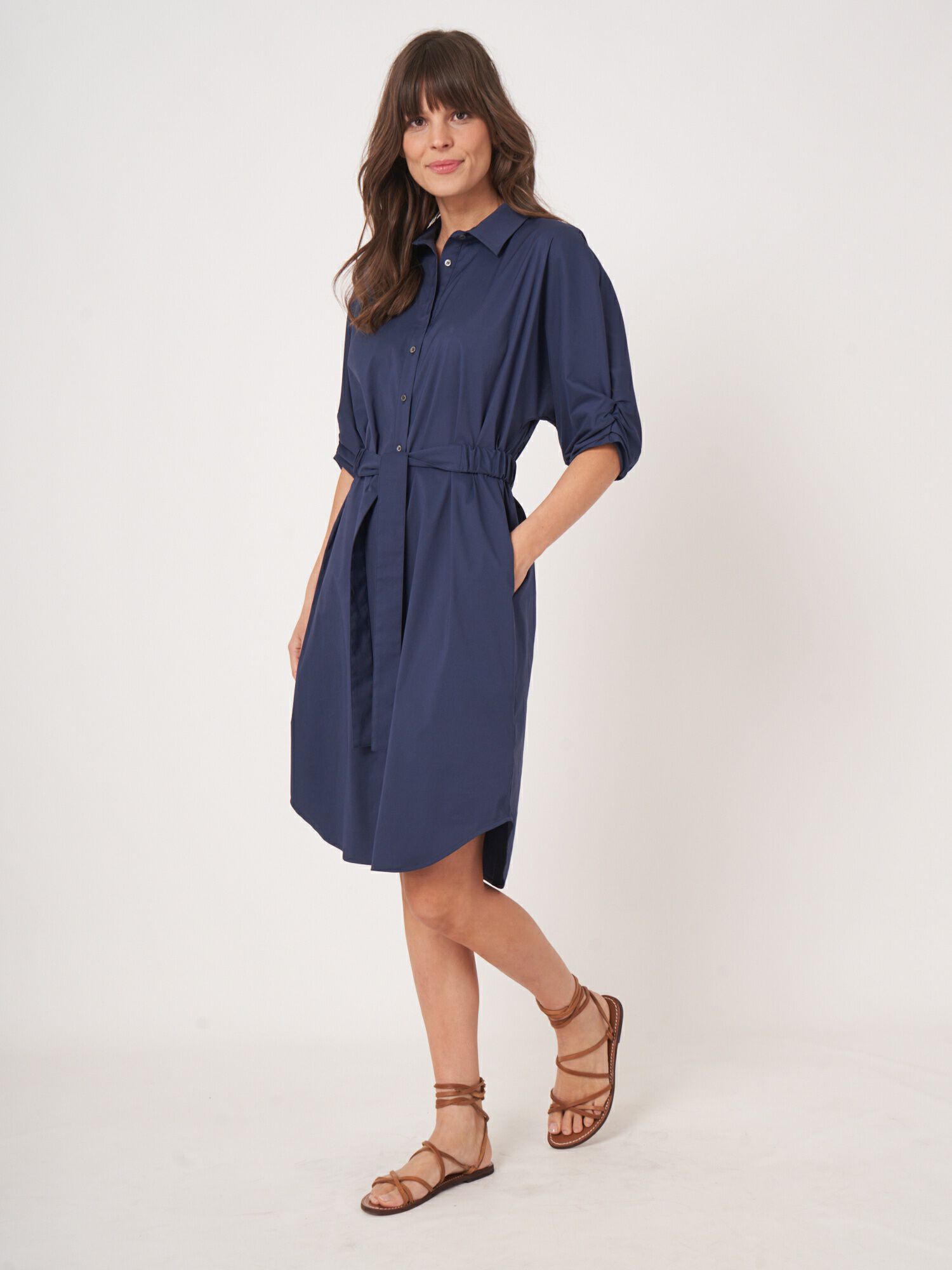 Hemdkleid mit kurzen Fledermausärmeln und Gürtel von REPEAT cashmere