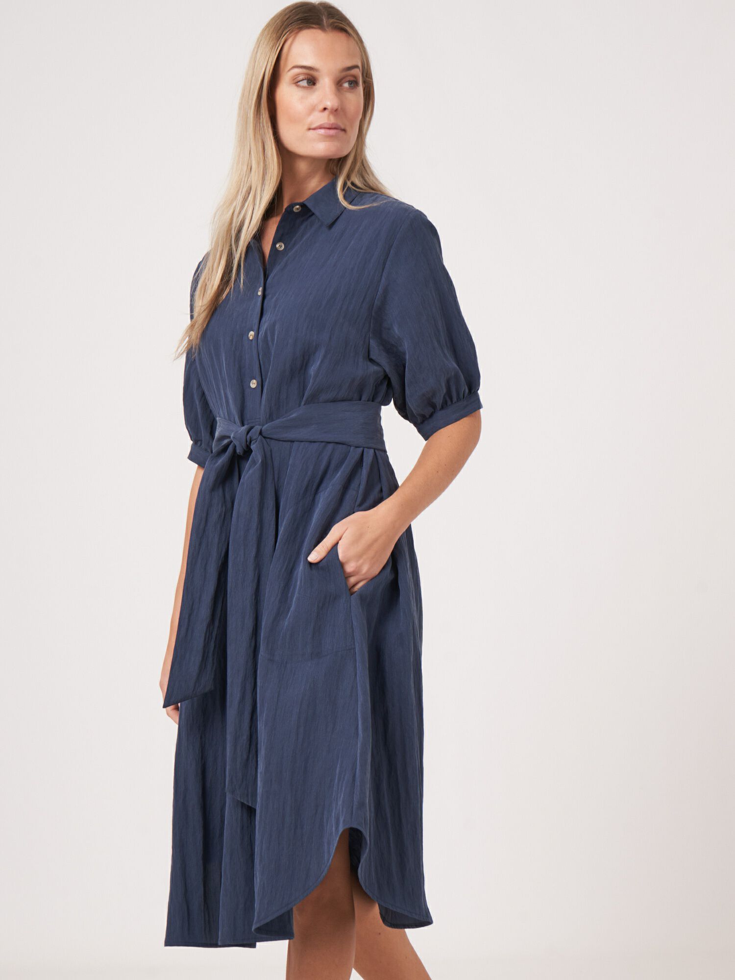 Hemdkleid mit kurzen Puffärmeln und Gürtel von REPEAT cashmere