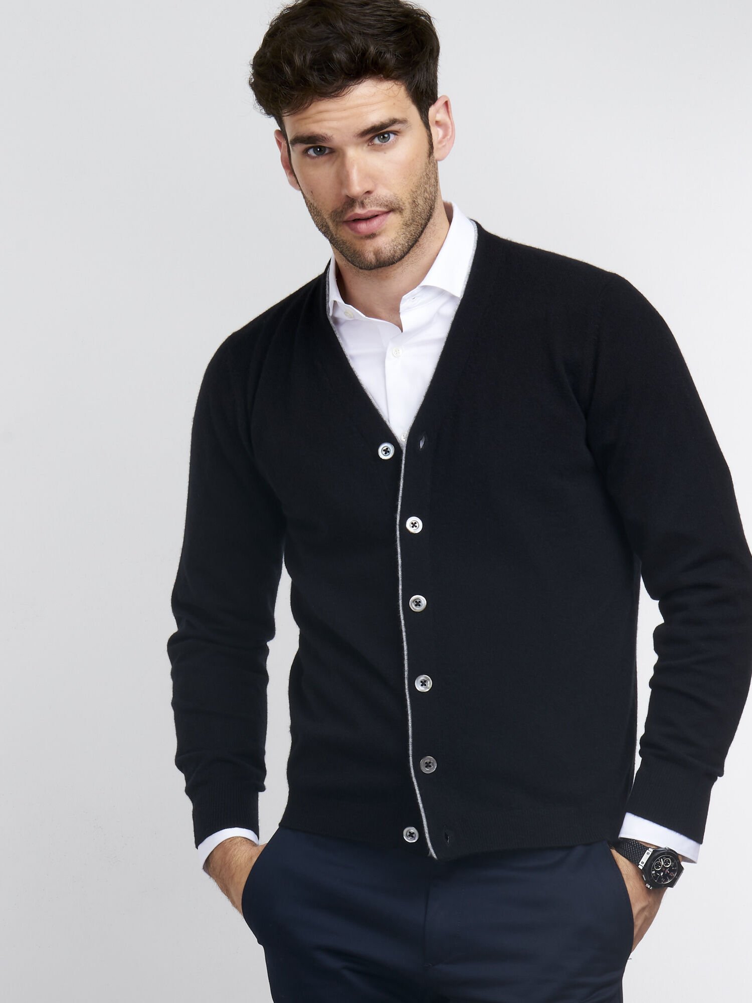 Herren-Strickjacke mit V-Ausschnitt aus Kaschmir von REPEAT cashmere