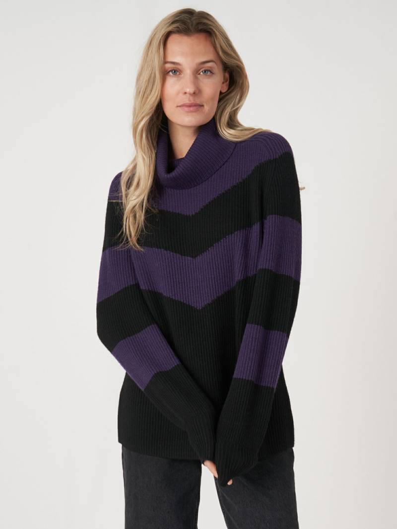 Intarsien Rollkragenpullover mit Chevron Muster von REPEAT cashmere