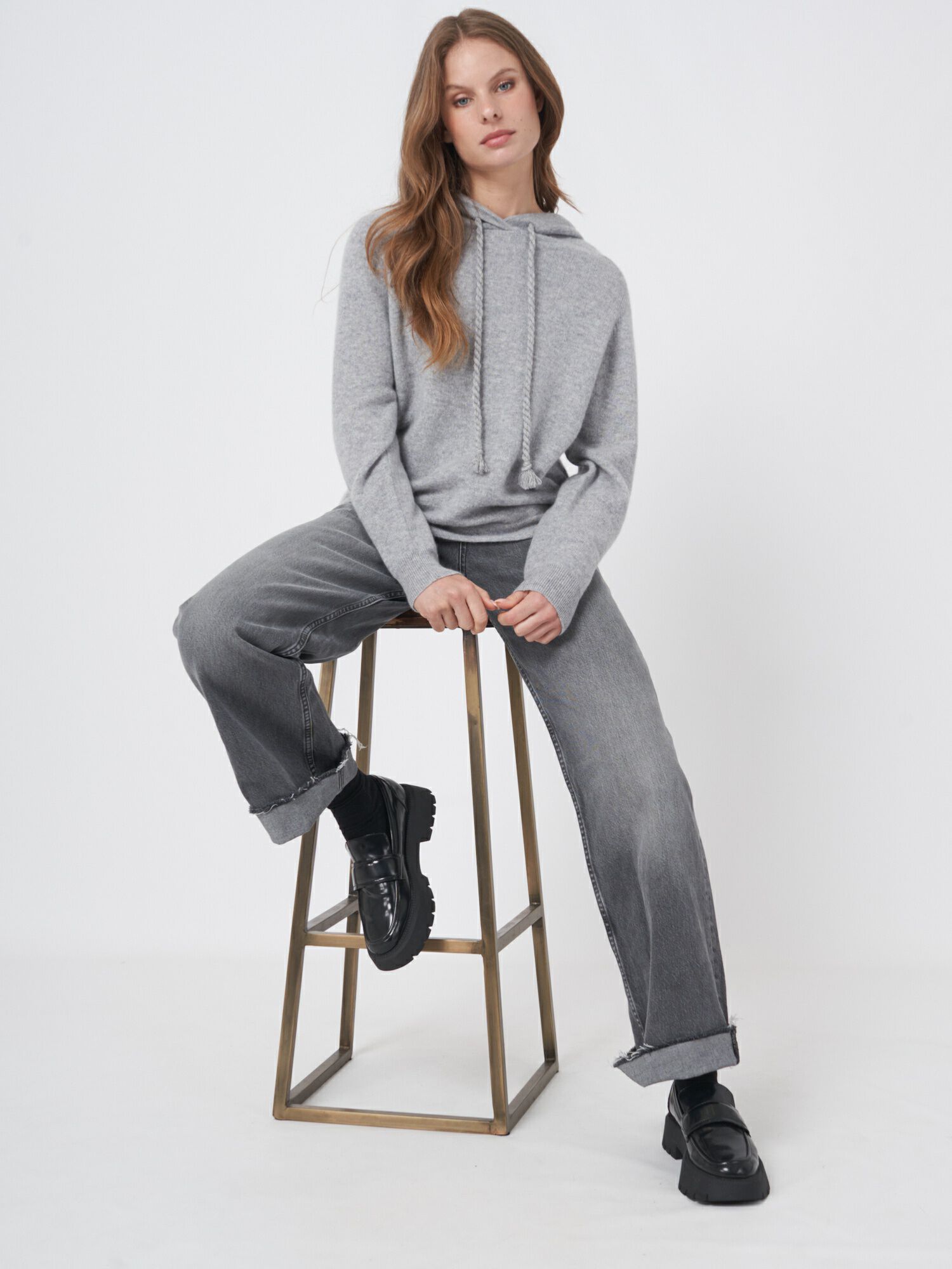 Kaschmir-Kapuzenpullover mit Kordelzug Detail von REPEAT cashmere