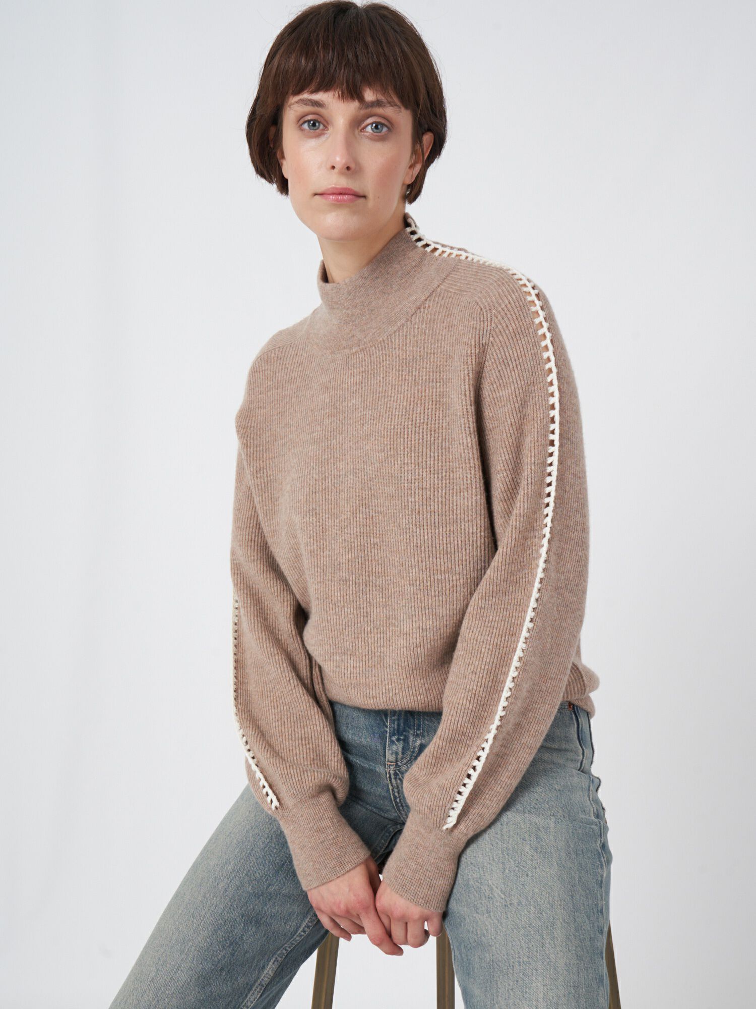 Kaschmir-Mischung Rippenstrick-Pullover mit Häkeldetails an den Ärmeln von REPEAT cashmere