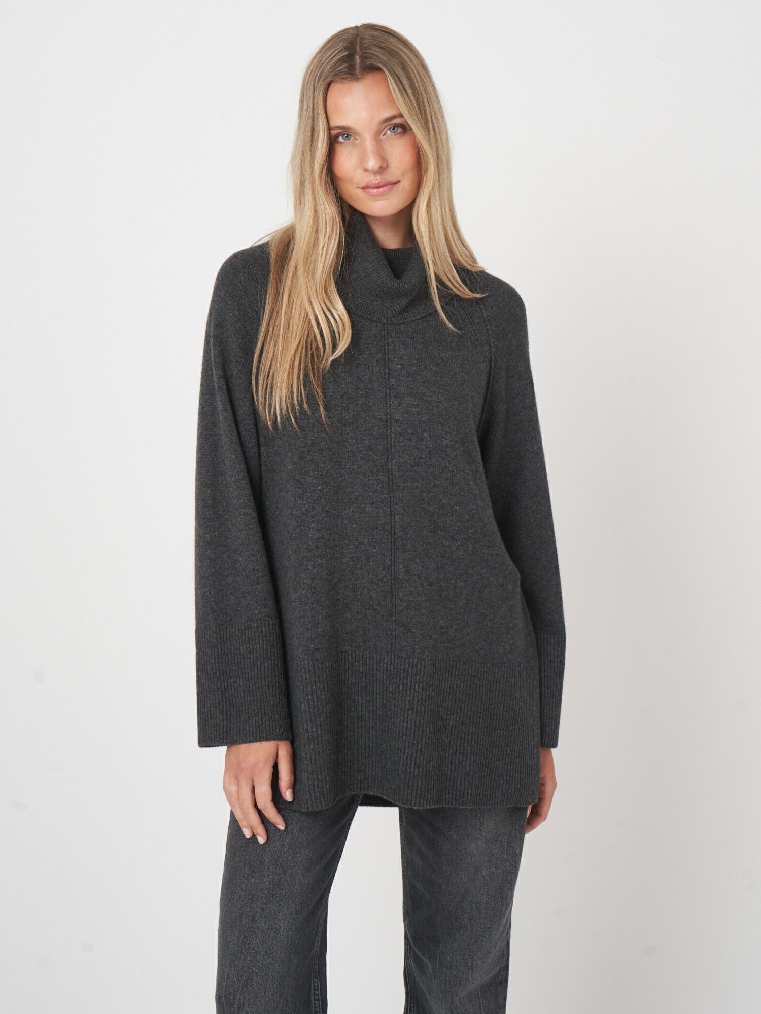 Kaschmir-Mix-Pullover mit Rollkragen und A-Linien-Design von REPEAT cashmere