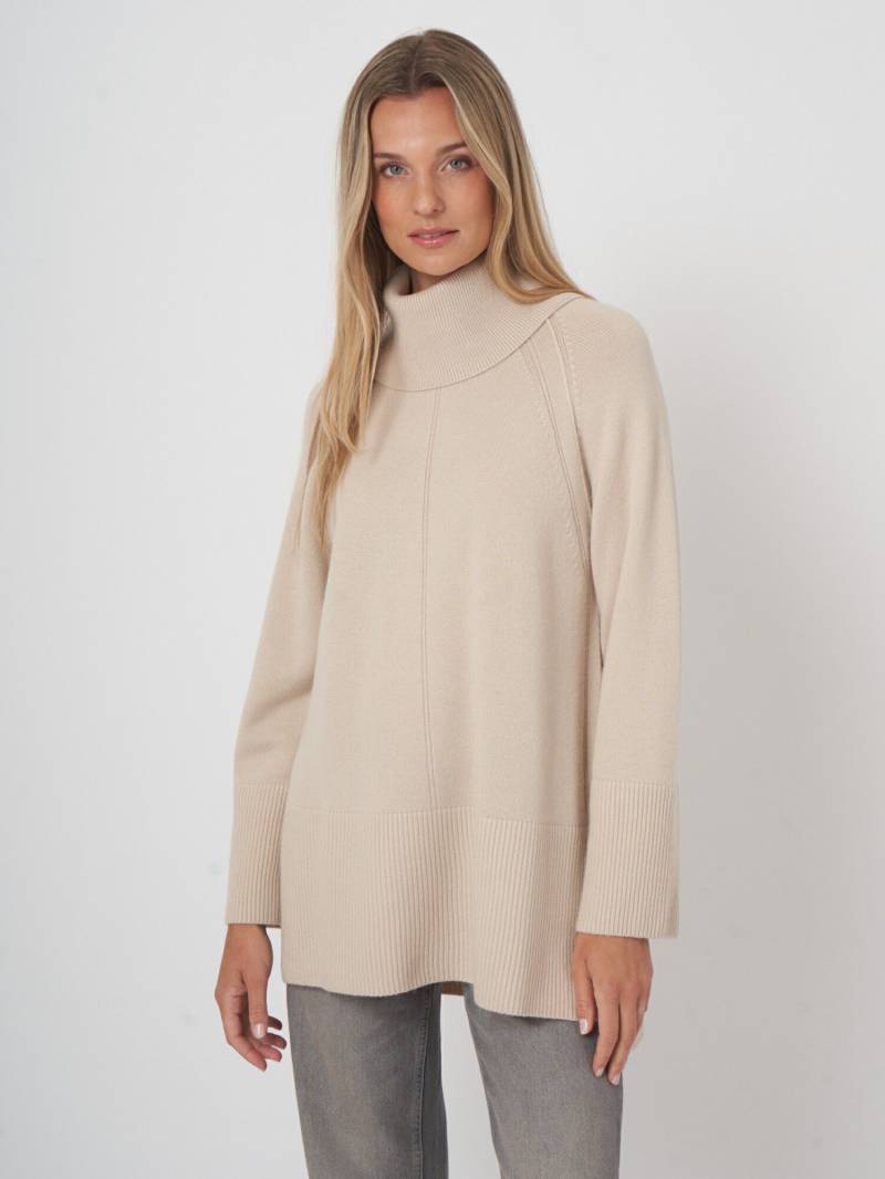 Kaschmir-Mix-Pullover mit Rollkragen und A-Linien-Design von REPEAT cashmere