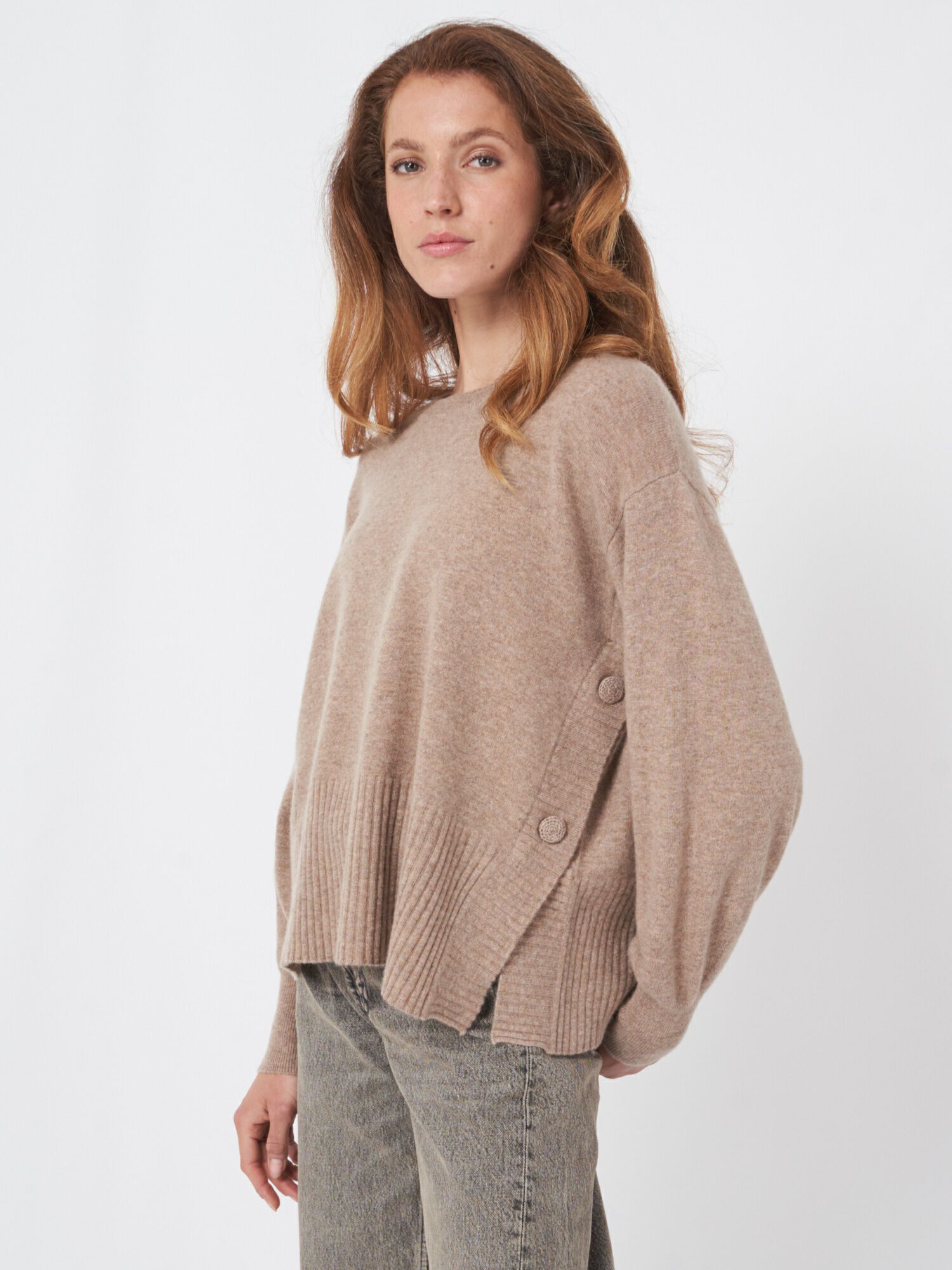 Kaschmir-Pullover mit geknöpften Seitenschlitzen von REPEAT cashmere