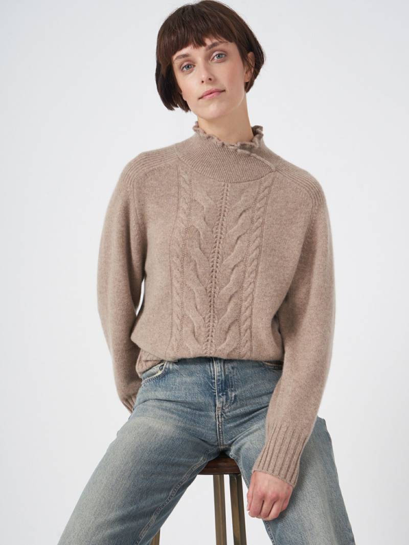 Kaschmir-Pullover mit hohem Kragen und Zopfdetail von REPEAT cashmere
