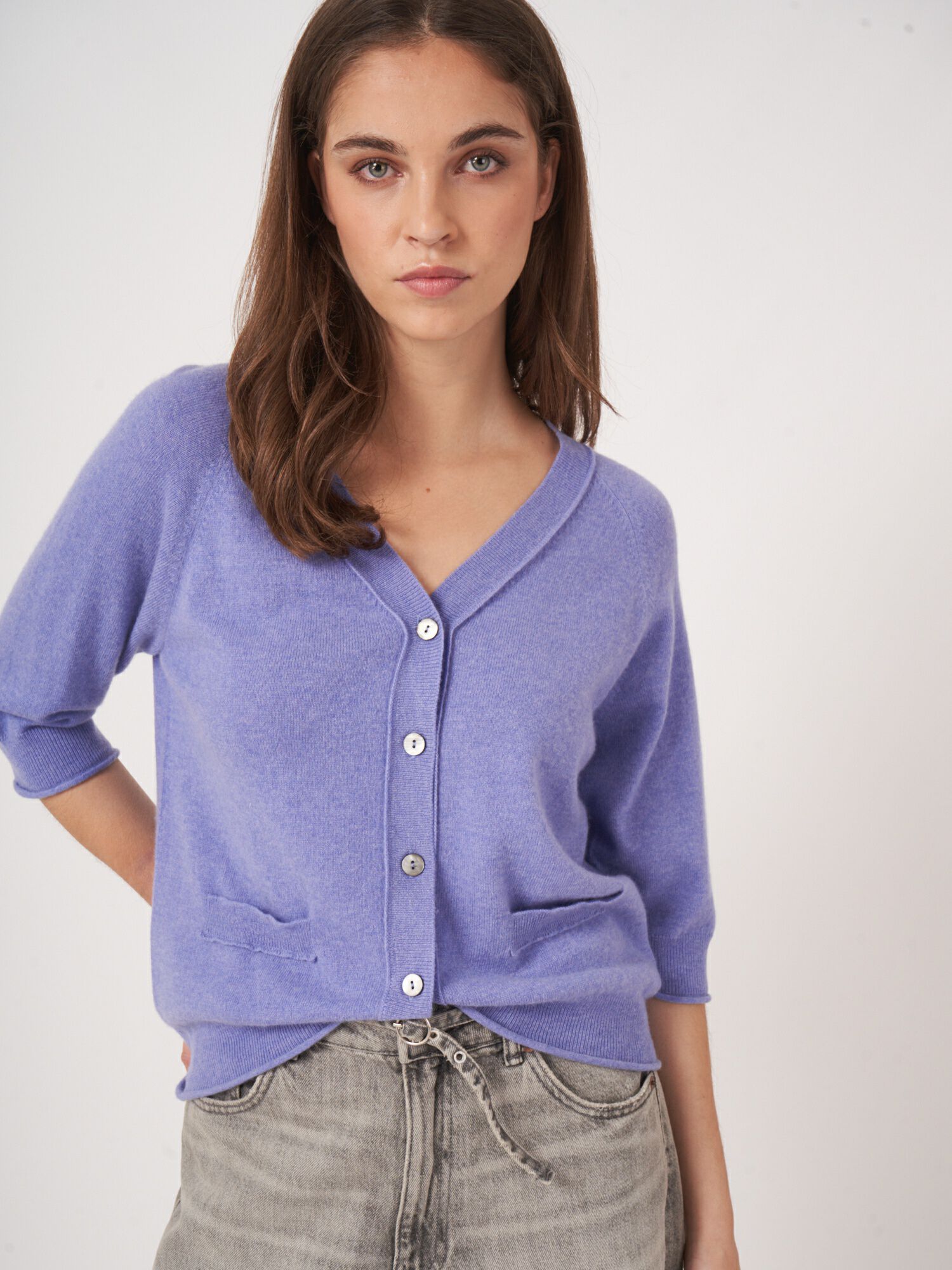 Kaschmir-Strickjacke mit Raglanärmeln von REPEAT cashmere