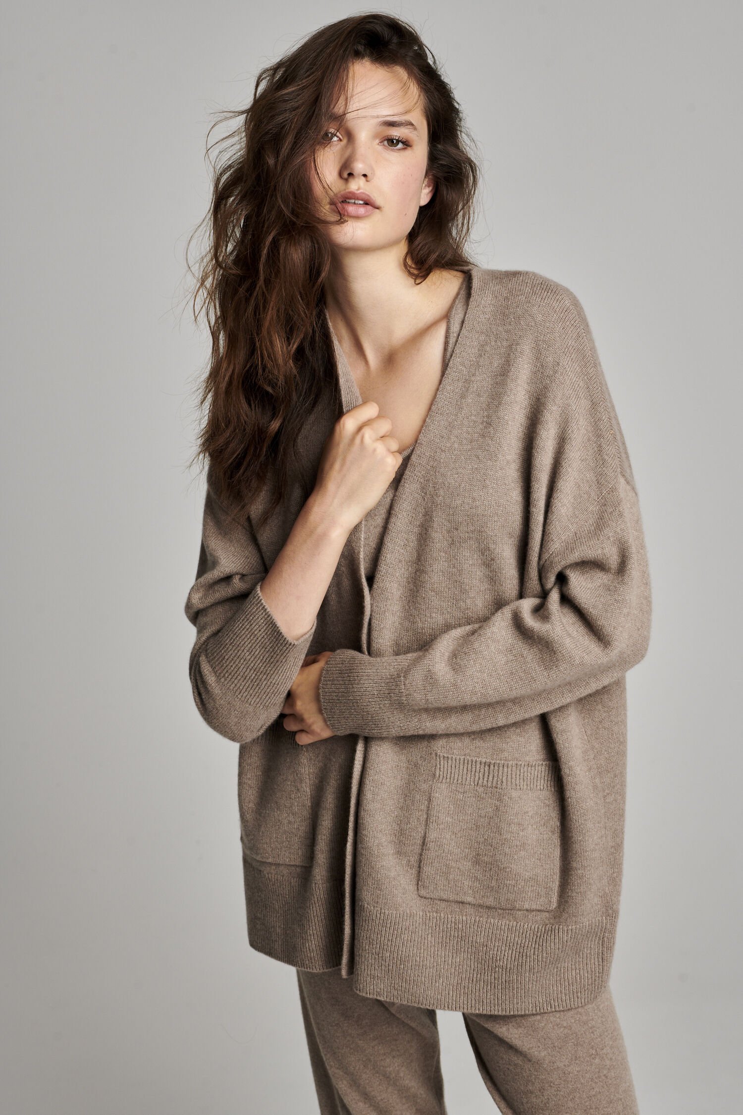 Kaschmir-Strickjacke mit V-Ausschnitt und Taschen von REPEAT cashmere