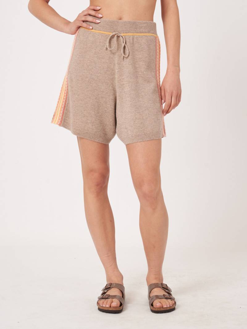 Kaschmir-Strickshorts mit Regenbogen-Strickdetails von REPEAT cashmere