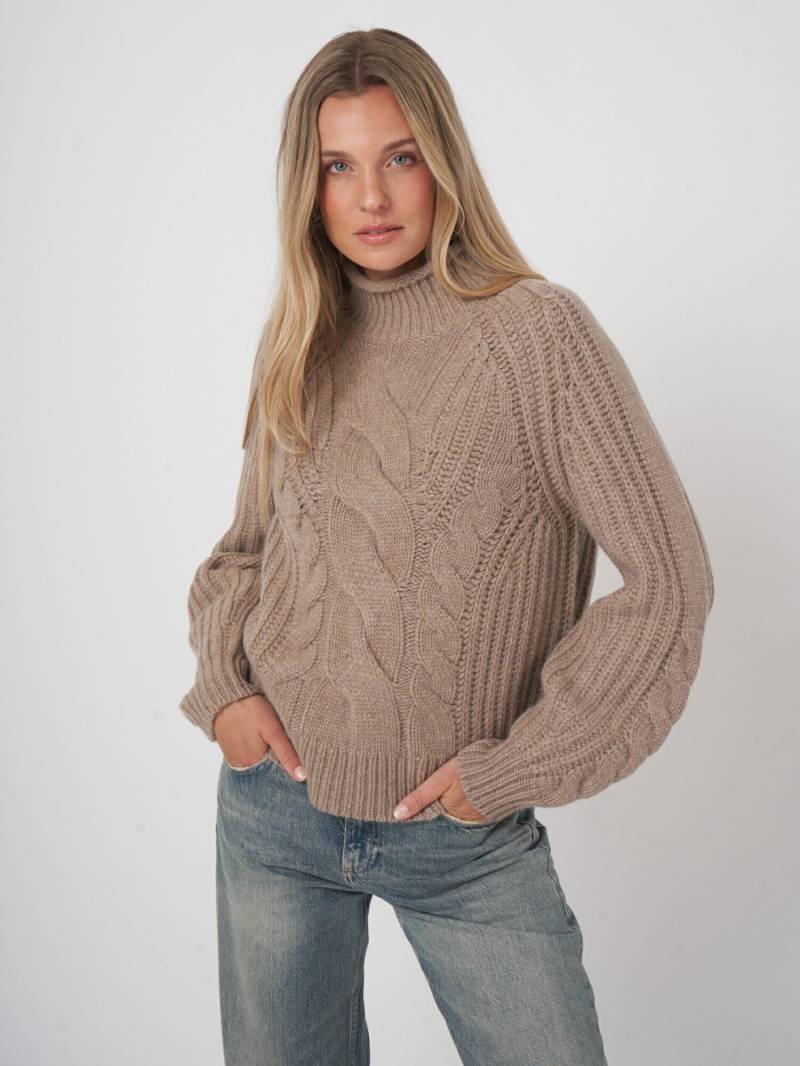Kaschmirpullover mit Zopfmuster und Stehkragen von REPEAT cashmere
