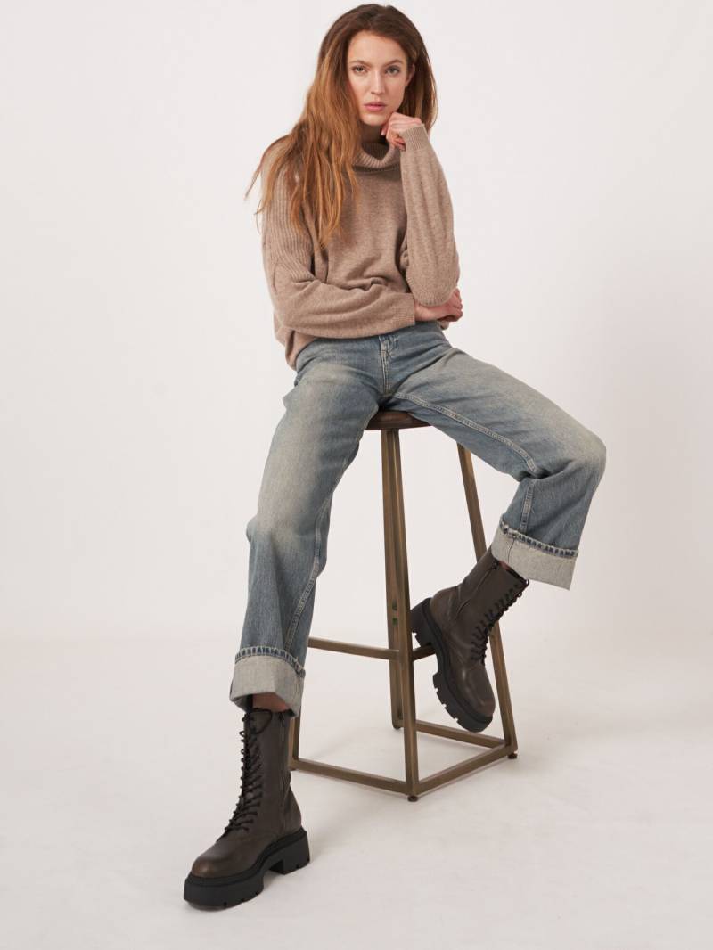 Kaschmirpullover mit breitem Rollkragen und Schulterdetail von REPEAT cashmere