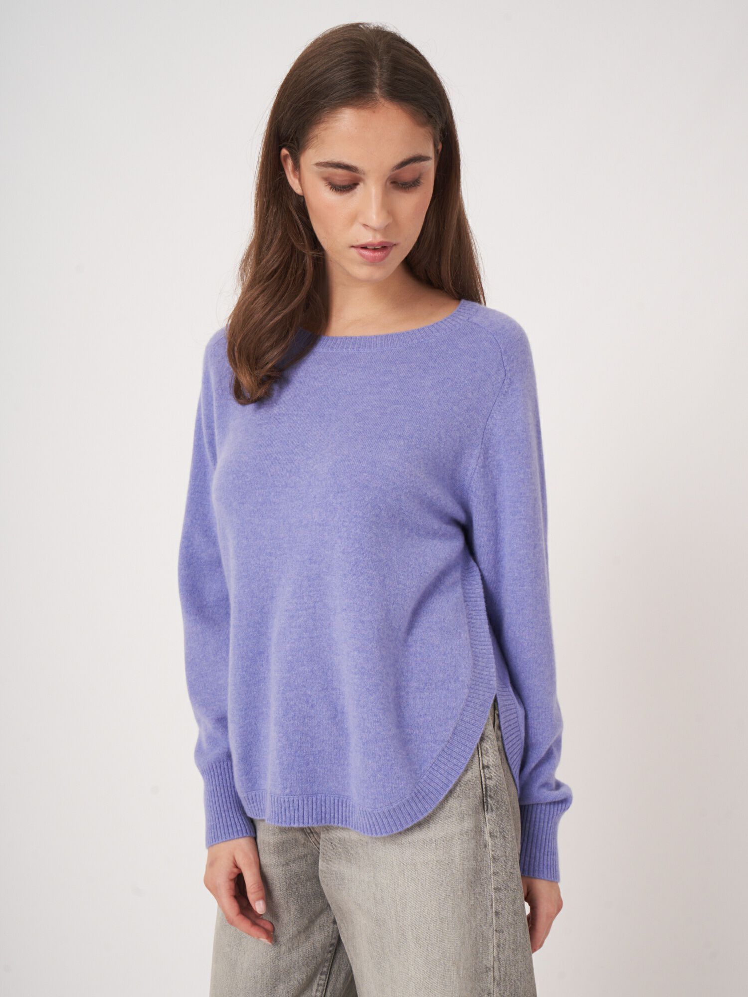 Kaschmirpullover mit rundem Saum und U-Boot-Ausschnitt von REPEAT cashmere